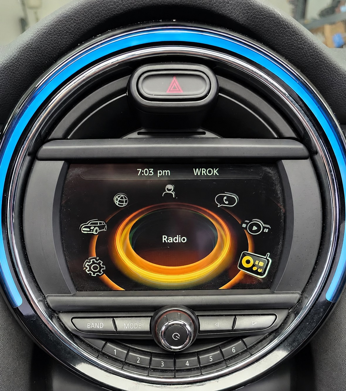 Originales MINI NBT System im MINI F56/F57