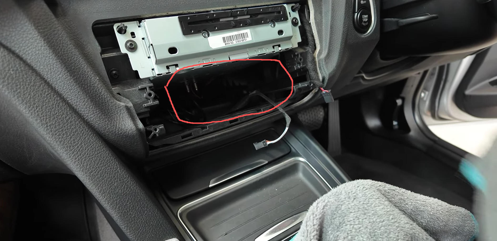 Option 1: Unter der Headunit
