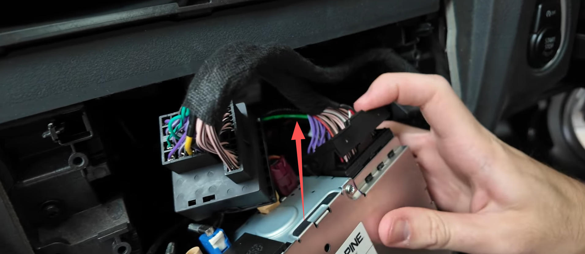 Verbinden Sie das originale Kfz-Stromkabel mit dem CarPlay-Stromkabel.