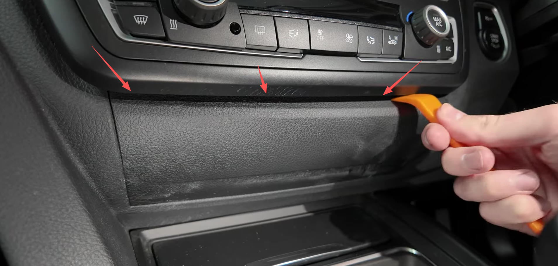 Untere Abdeckung unter dem Klimabedienteil im BMW F30 entfernen