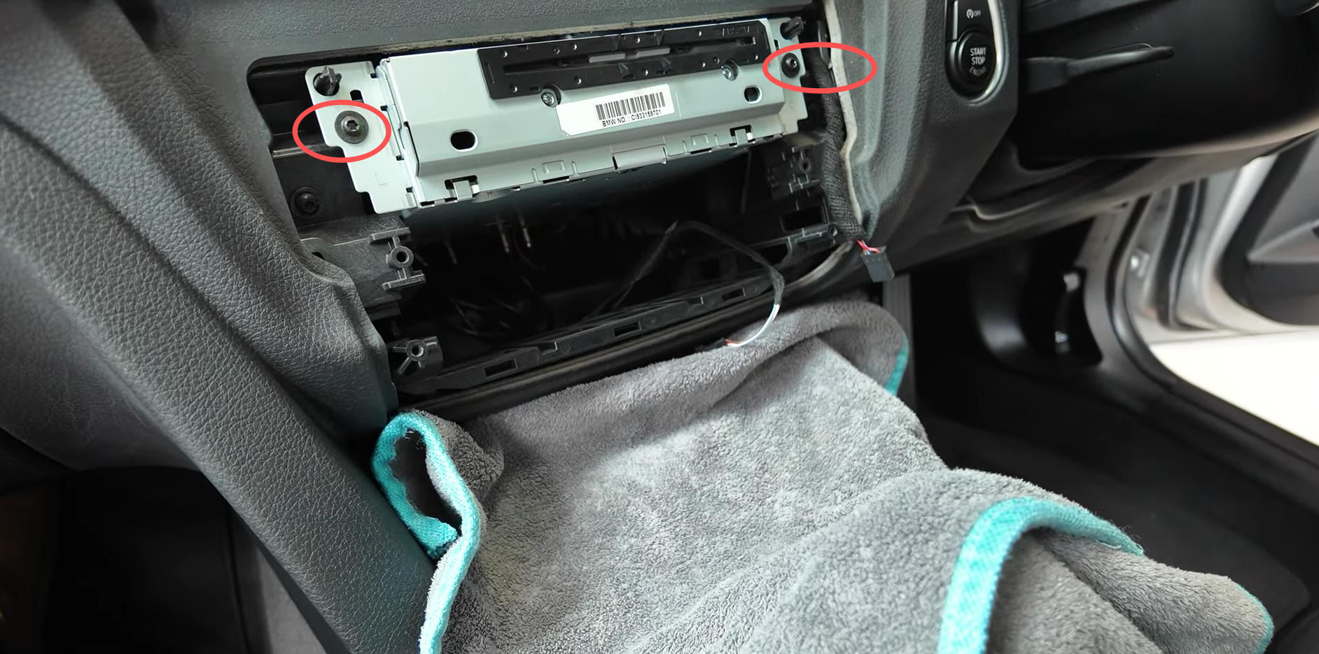 NBT-Headunit im BMW F30 ausbauen und T20-Schrauben entfernen