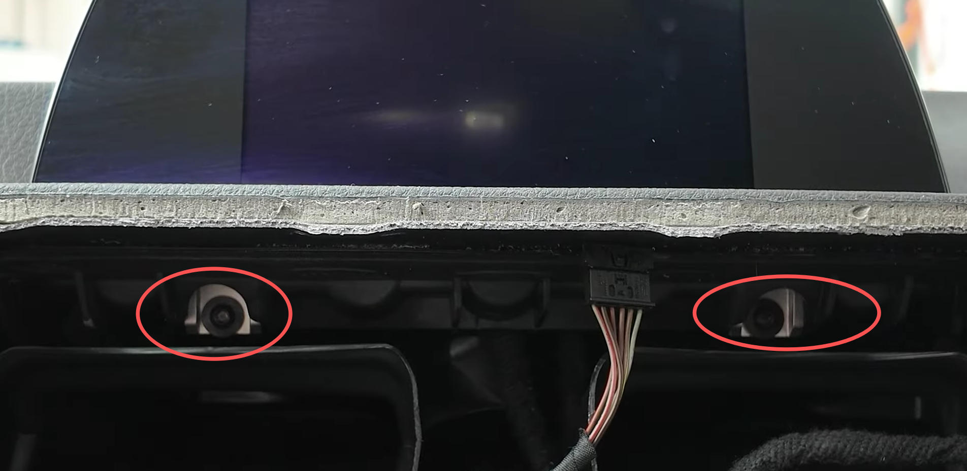 Originaldisplay im BMW F30 ausbauen und T20-Schrauben entfernen