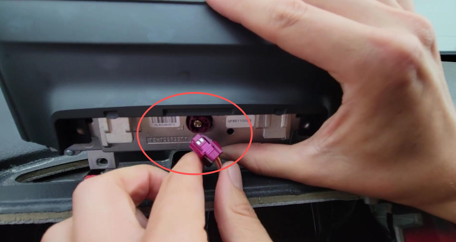 Originales rosa LVDS-Kabel am BMW NBT-Display