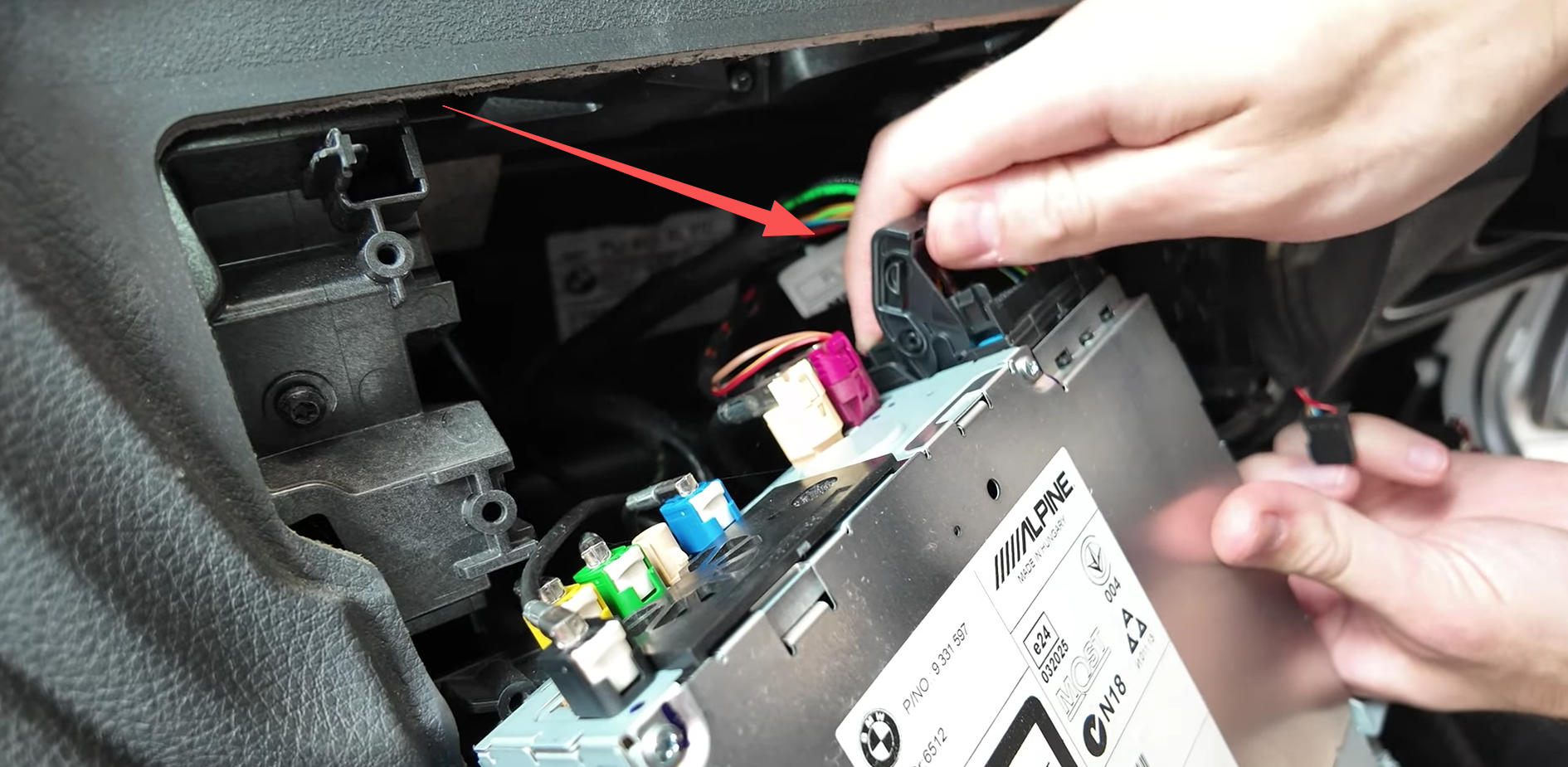 BMW NBT Quadlock-Stecker richtig entriegeln