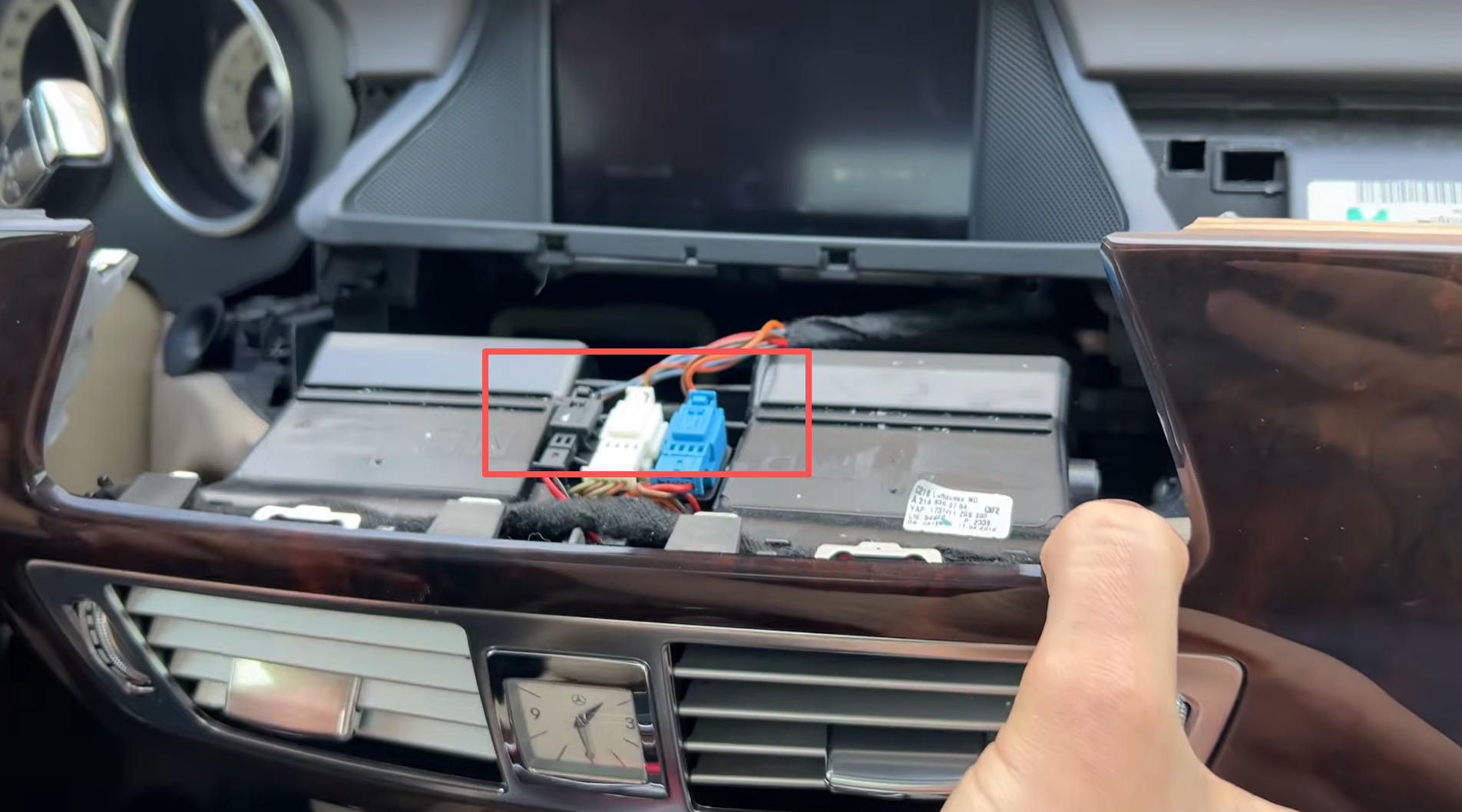 Drei Stecker an der Armaturenbrett Blende des Mercedes CLS W218 trennen