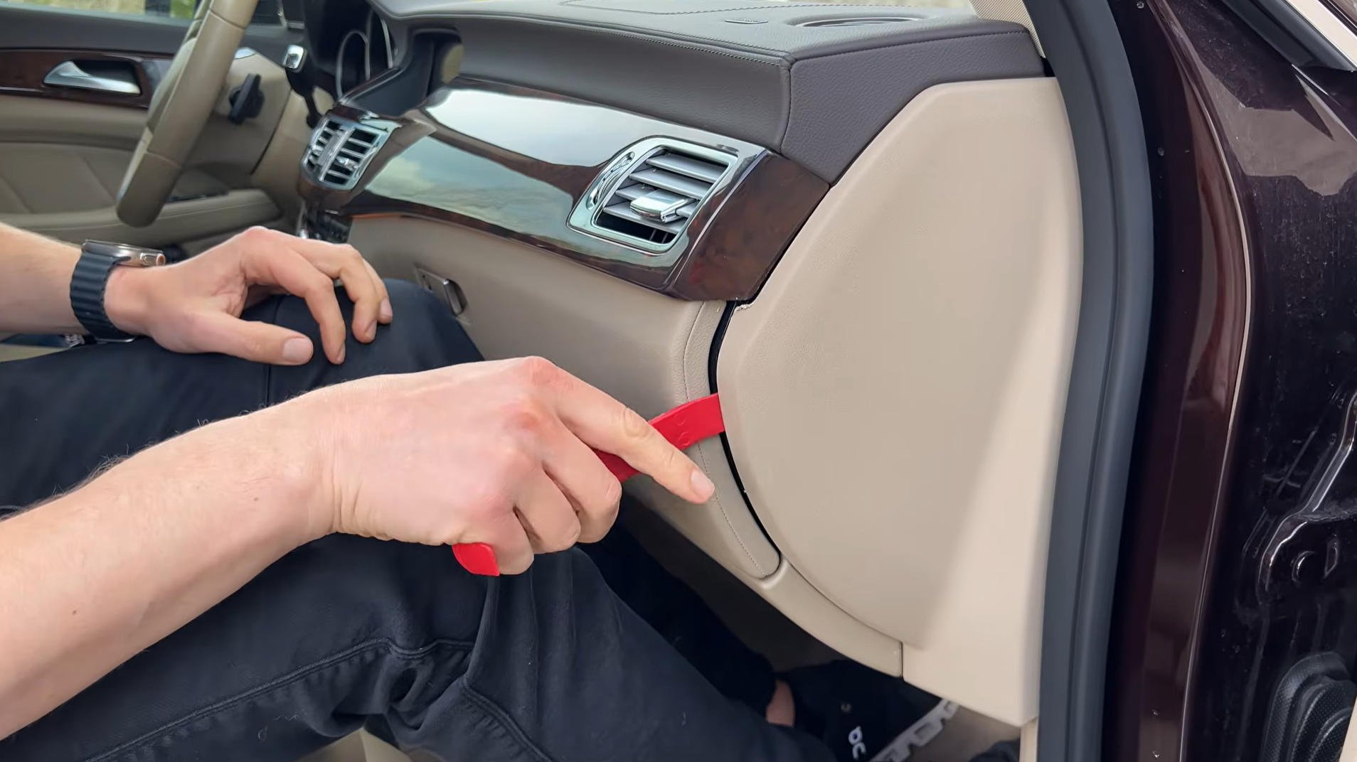 Mercedes CLS W218 Seitenverkleidung auf der Beifahrerseite entfernen