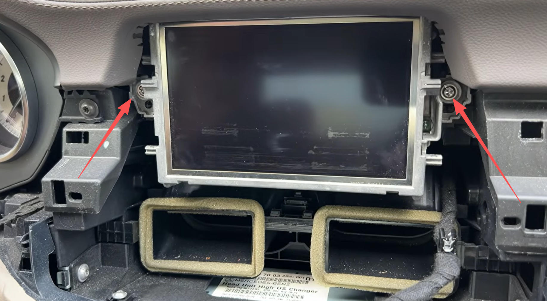 T25 Schrauben am Mercedes CLS W218 Bildschirm lösen