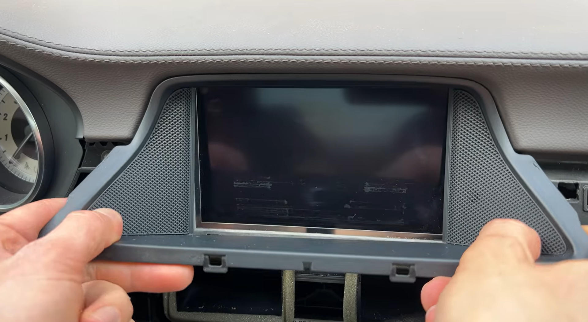Bildschirm Zierblende beim Mercedes CLS W218 entfernen