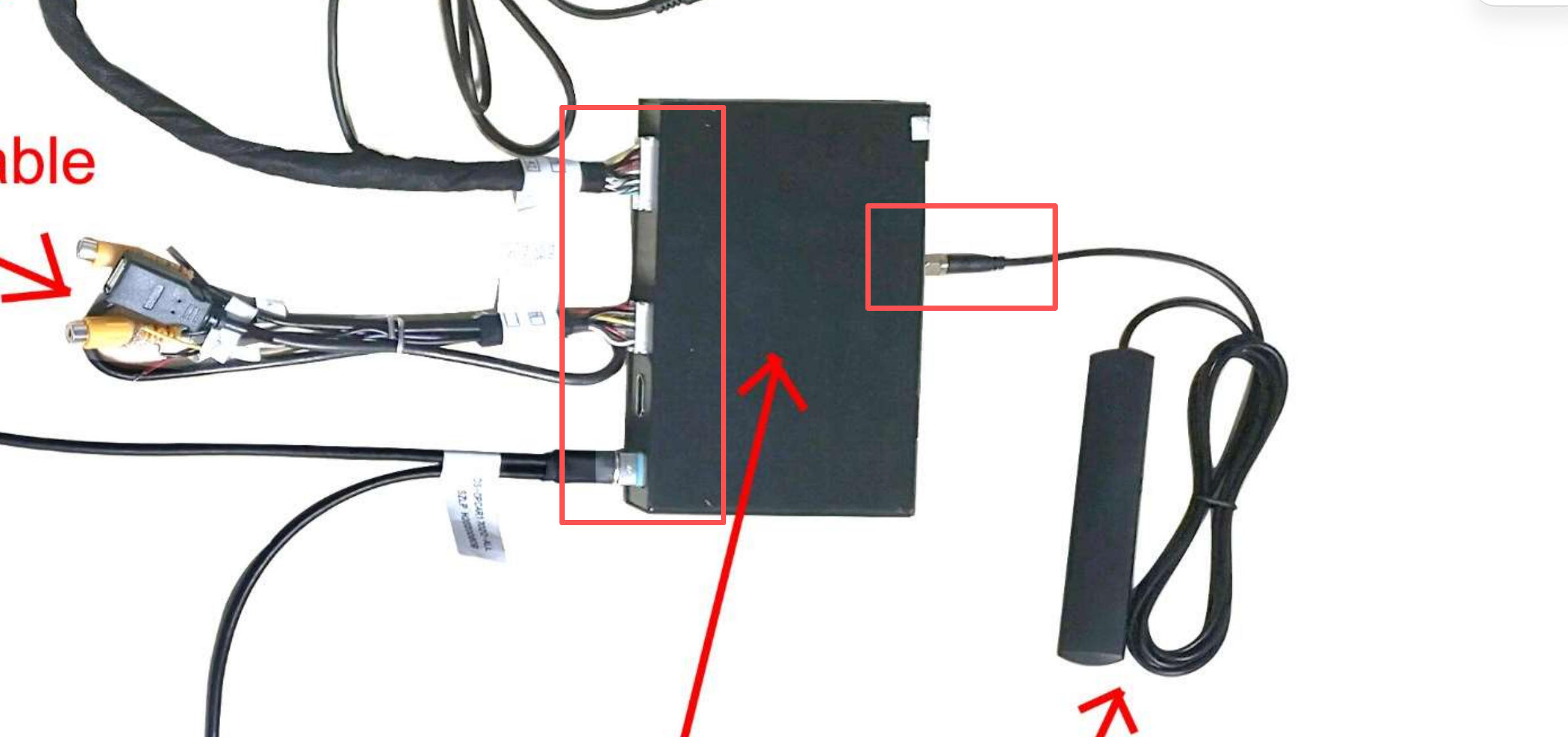 Kabel am Mercedes CLS CarPlay Interface anschließen
