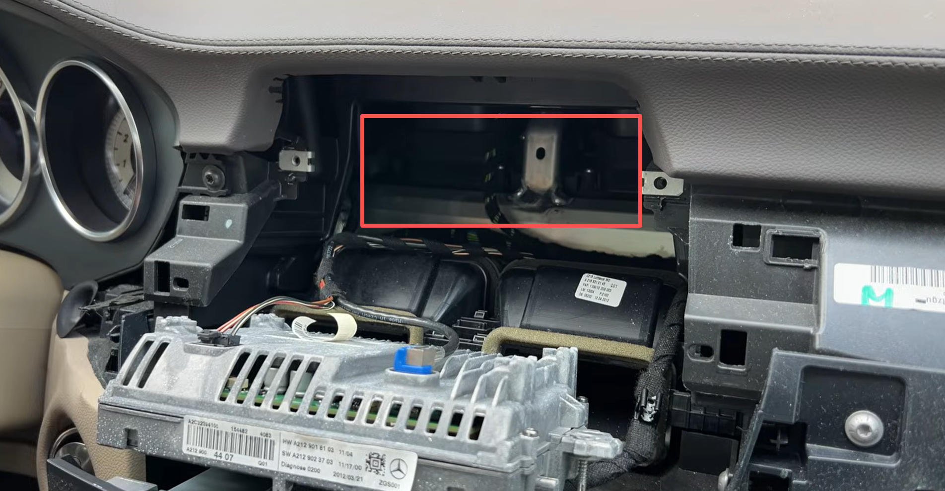 CarPlay Modul hinter dem Bildschirm des Mercedes CLS W218 platzieren