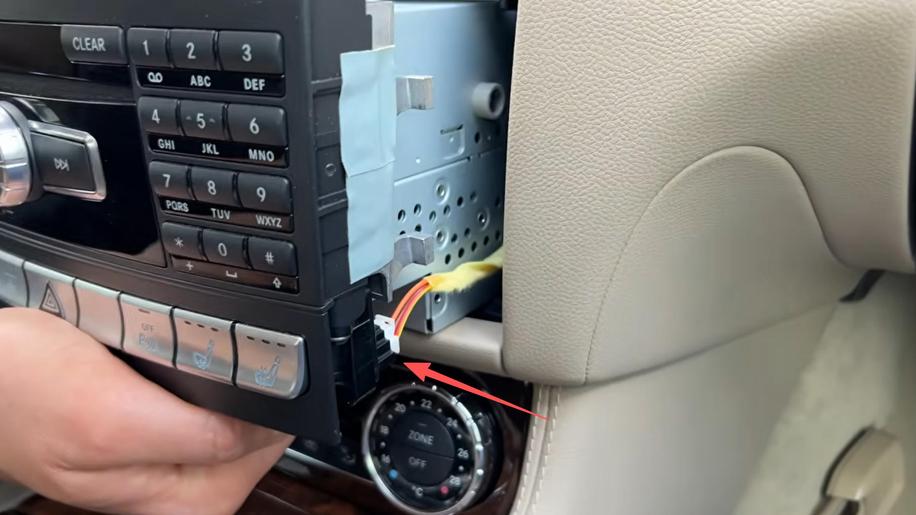 Mercedes CLS W218 Headunit vorsichtig herausziehen