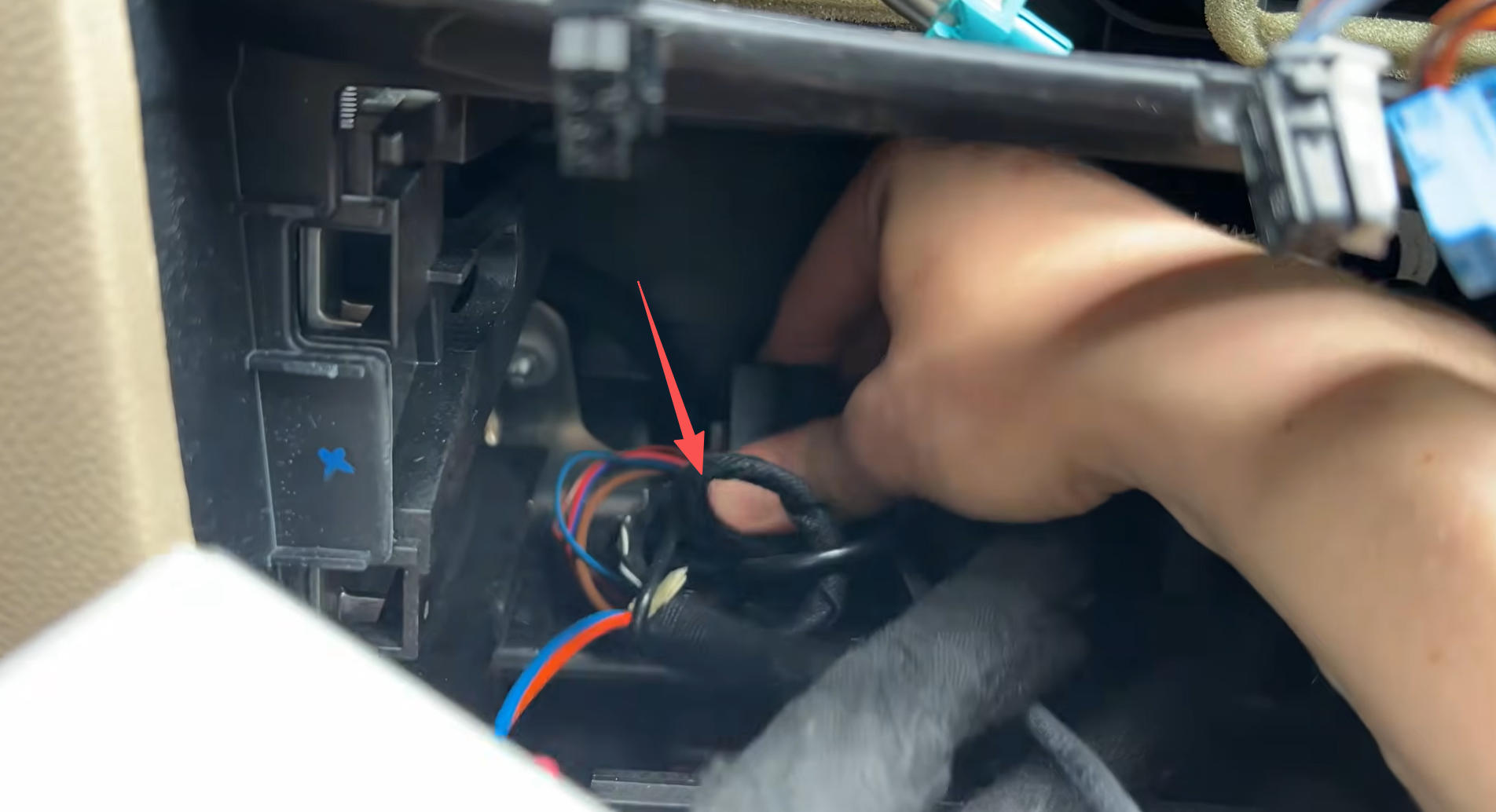 Kabel hinter der Mercedes CLS Headunit sauber verlegen