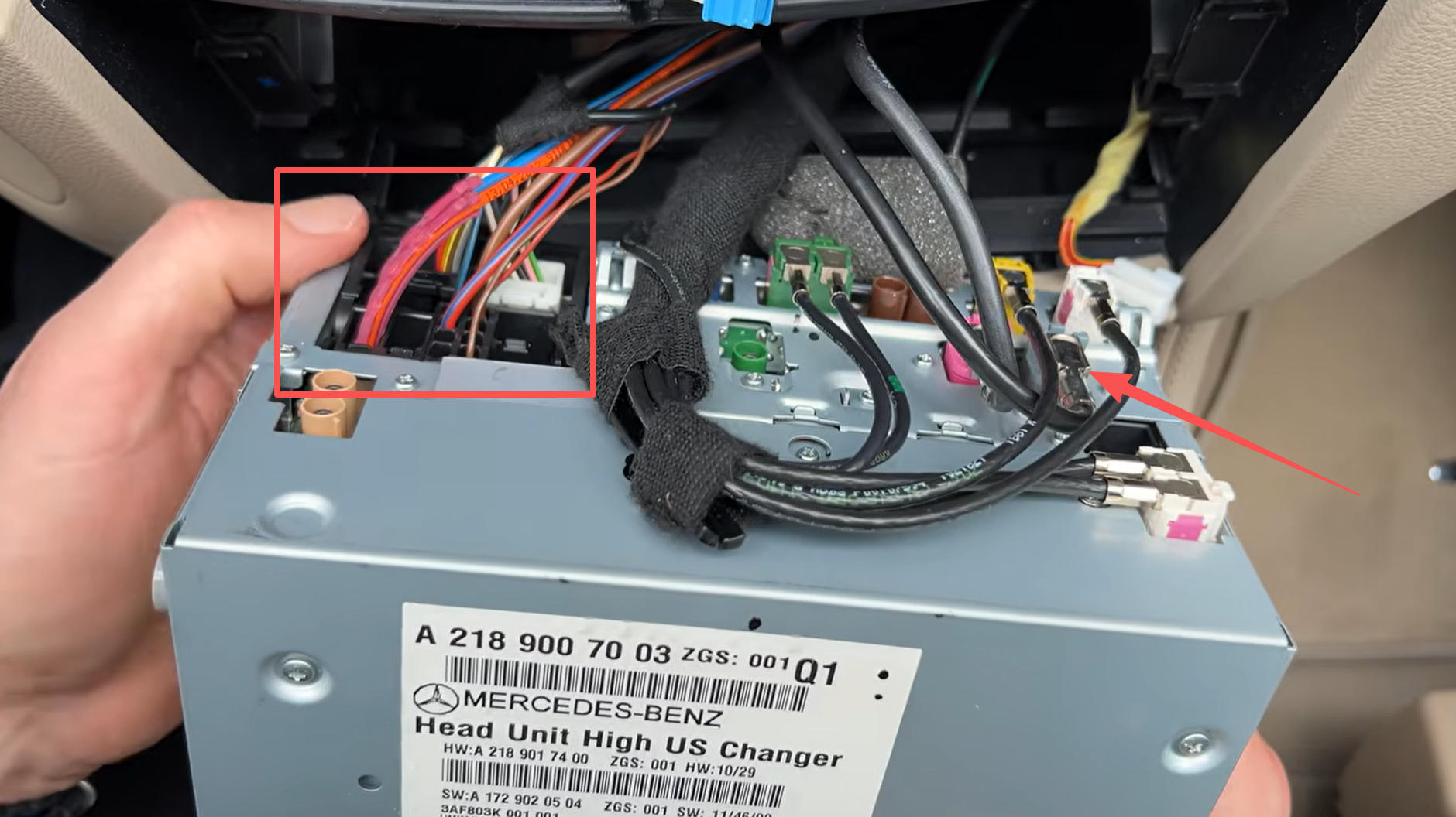 Stromstecker und LVDS Anschluss an der Mercedes CLS Headunit