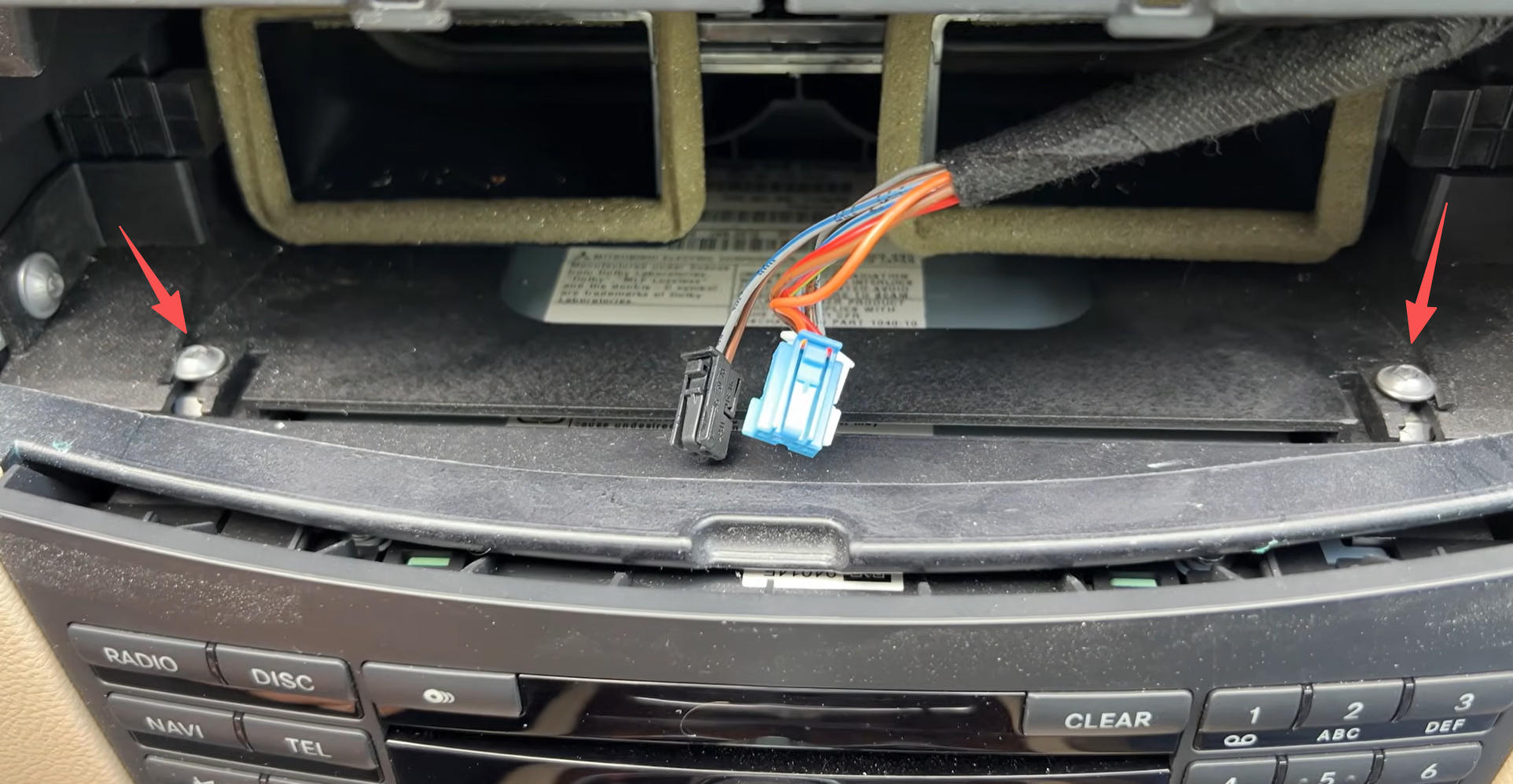 T20 Schrauben der Headunit im Mercedes CLS W218 lösen