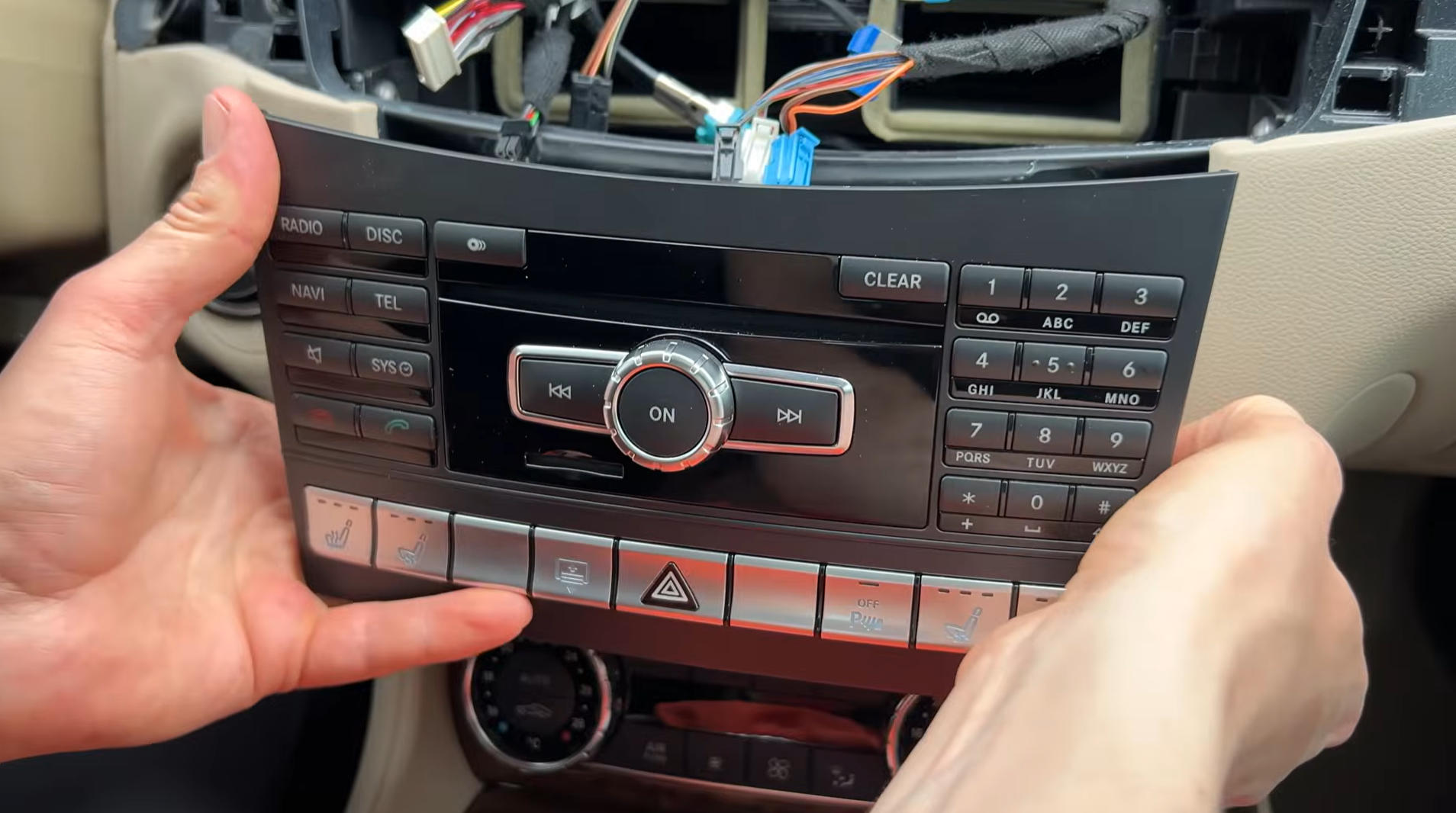Mercedes CLS Headunit wieder einsetzen