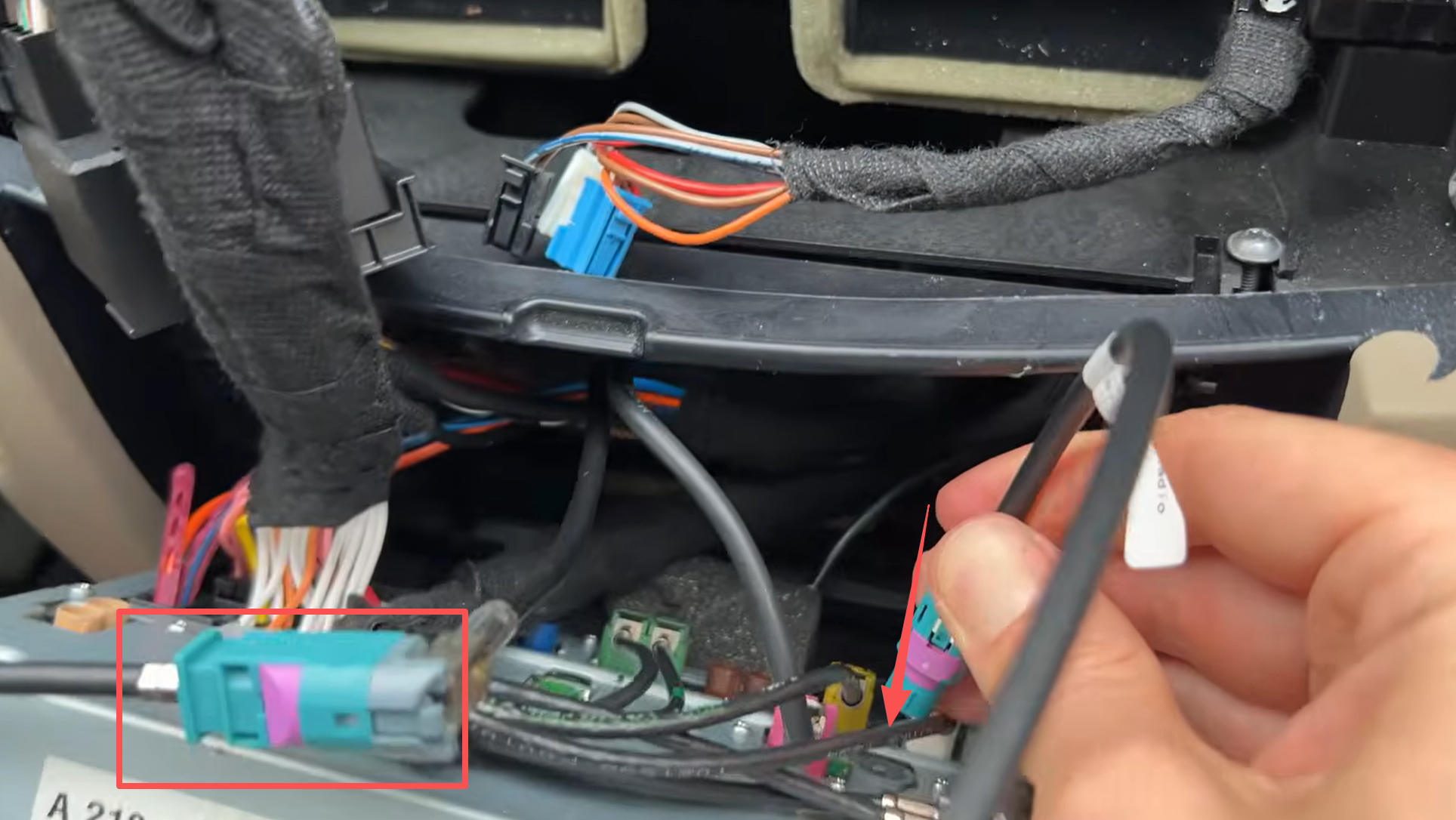 LVDS Kabel beim Mercedes CLS CarPlay Einbau anschließen