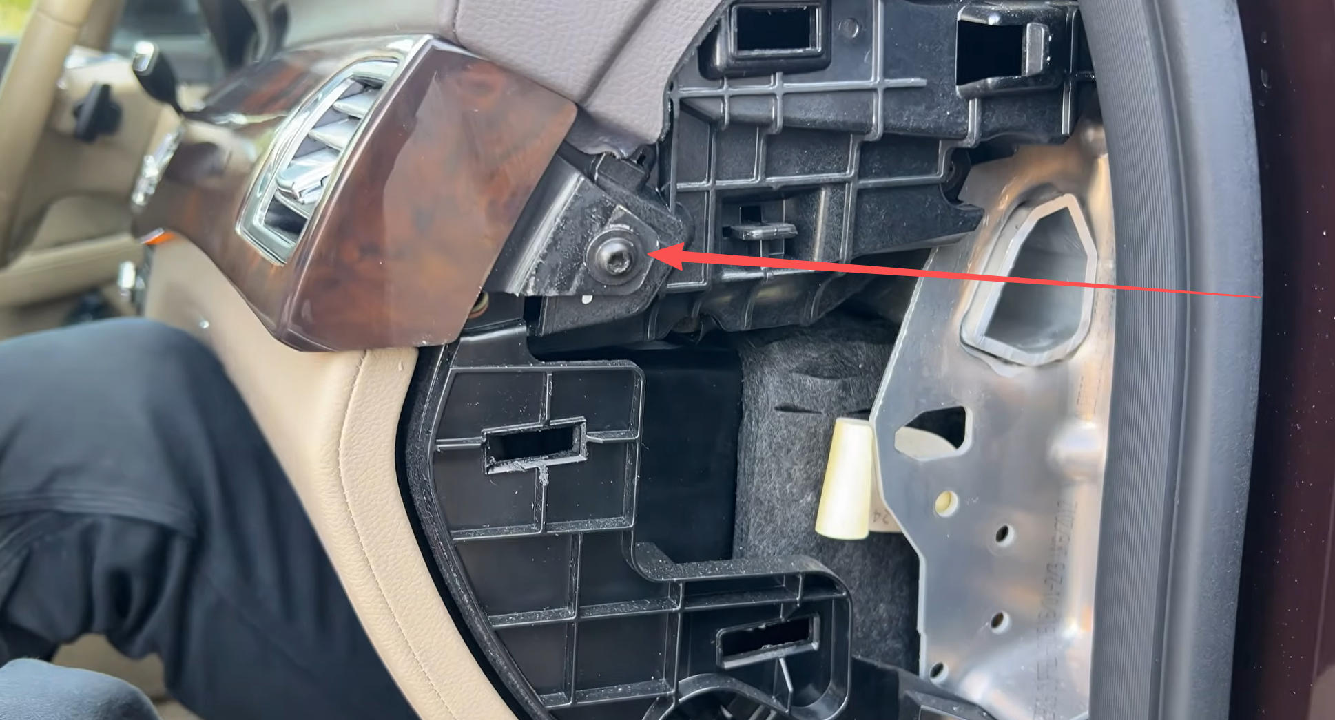 T25 Schraube auf der Beifahrerseite beim Mercedes CLS W218