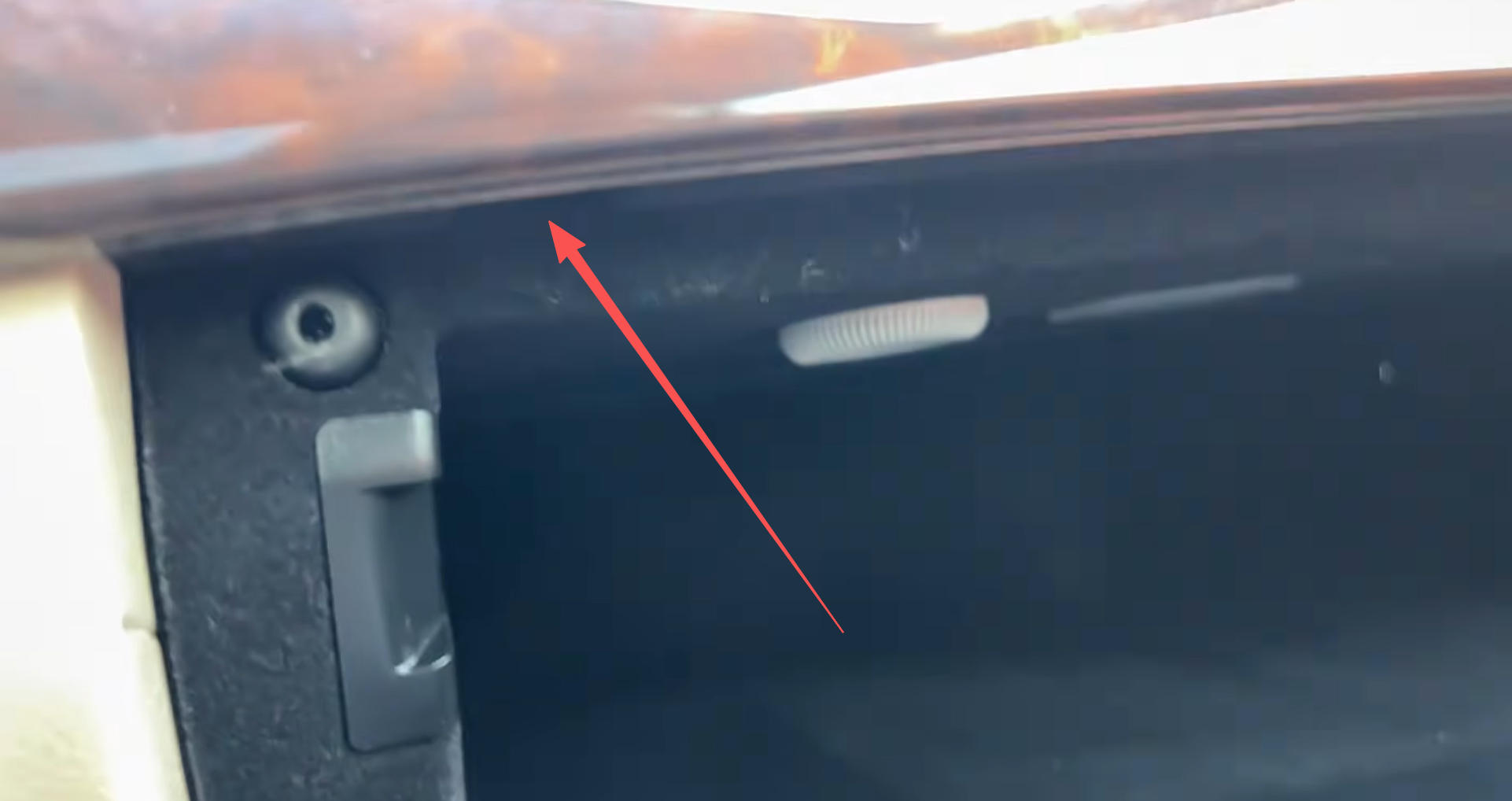 T25 Schraube im Handschuhfach des Mercedes CLS W218 lösen