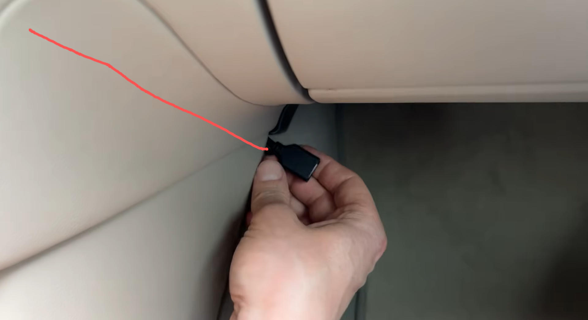 USB Kabel vom CarPlay Interface in den Beifahrerfußraum verlegen