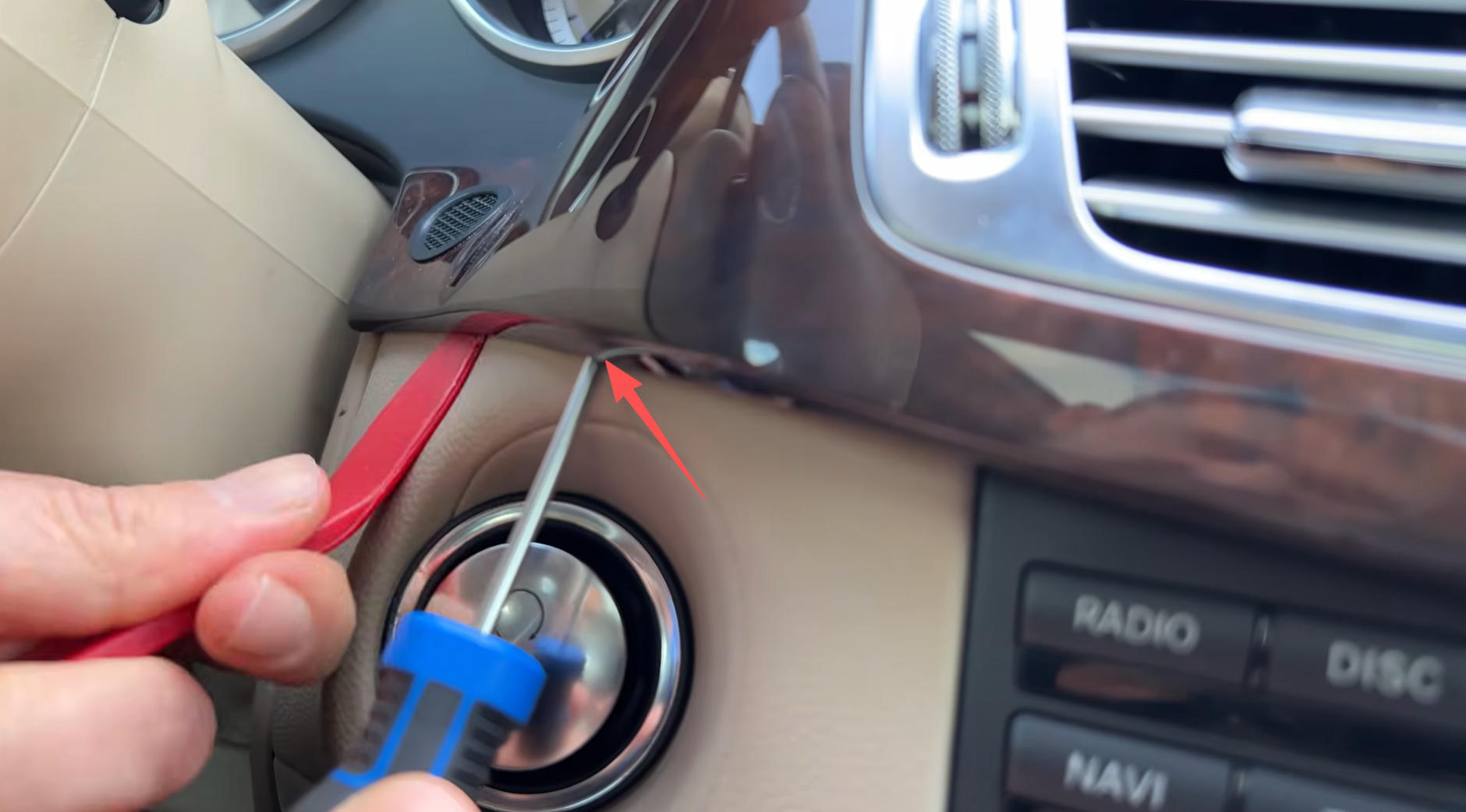 Versteckten Clip auf der Fahrerseite des Mercedes CLS W218 entriegeln