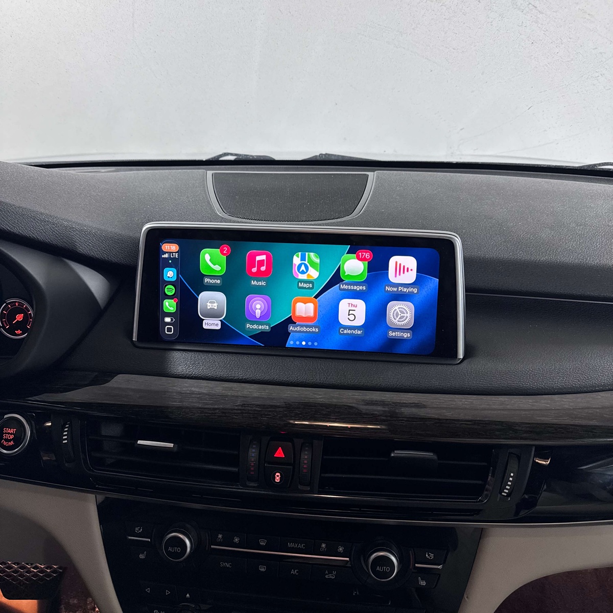 Apple CarPlay und Android Auto wurden erfolgreich im BMW X5 F15/F85 installiert.