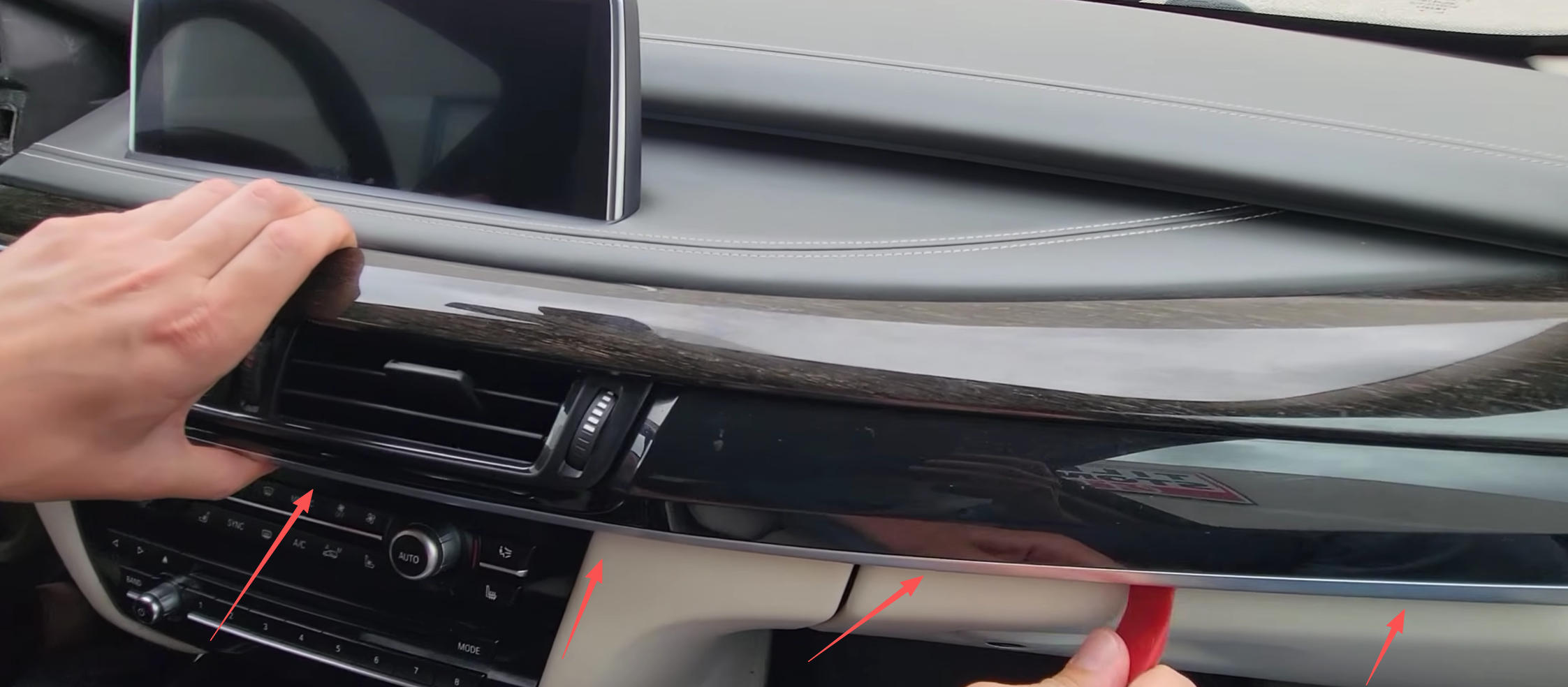 Armaturenbrett-Verkleidung beim BMW X6 F16 mit einem Kunststoffhebel lösen