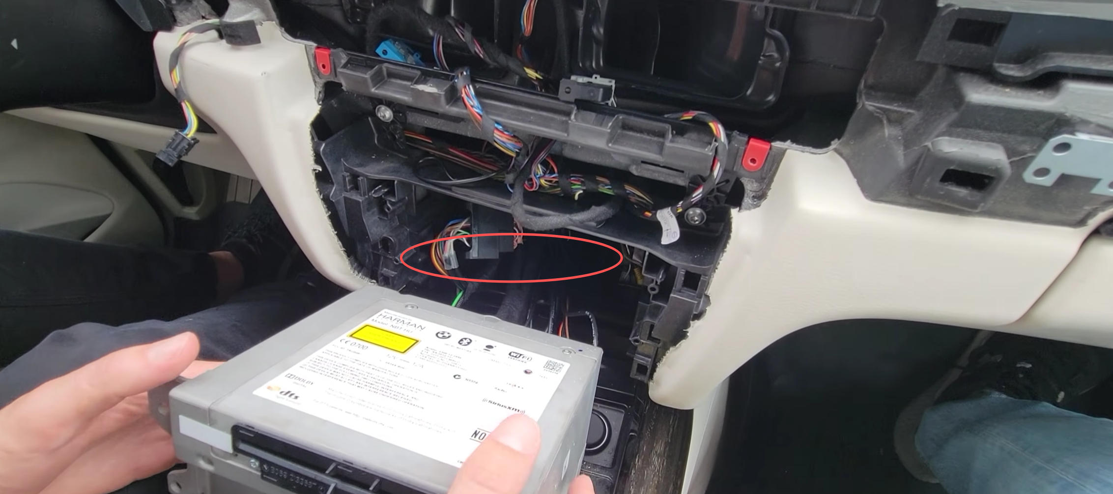 Einbauposition des CarPlay-Moduls unter der EVO-Headunit im BMW X6 F16