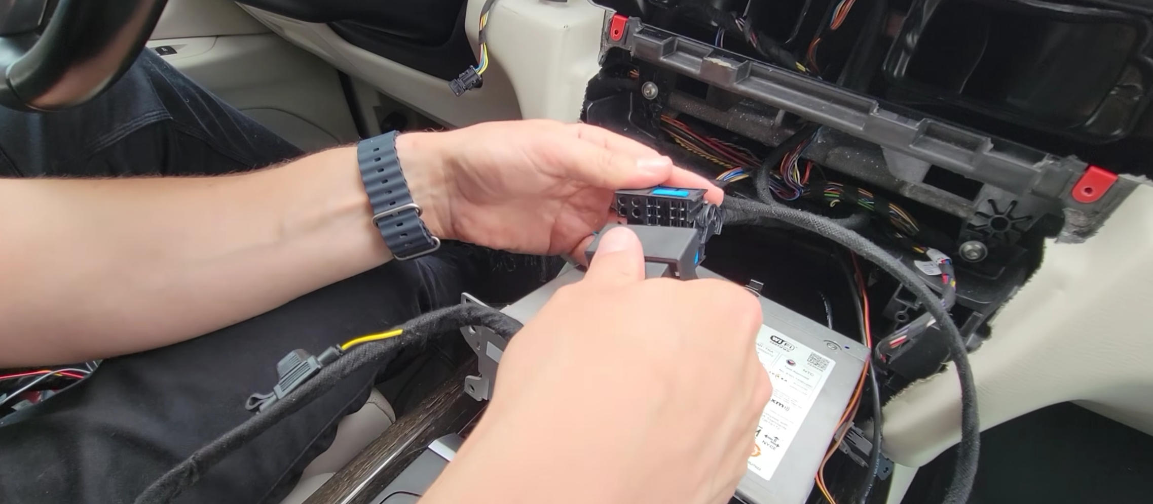 CarPlay Quadlock-Kabelbaum mit der BMW X6 F16 EVO-Headunit verbinden