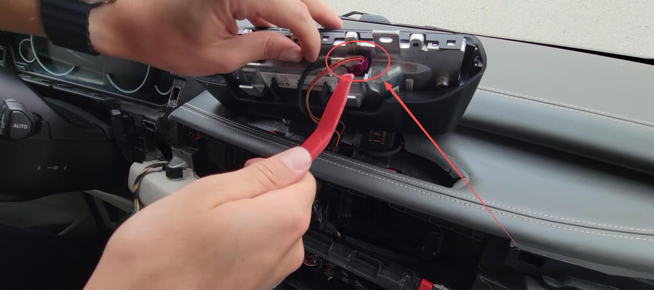 Pinken LVDS-Stecker vom originalen BMW X6 F16 Display trennen