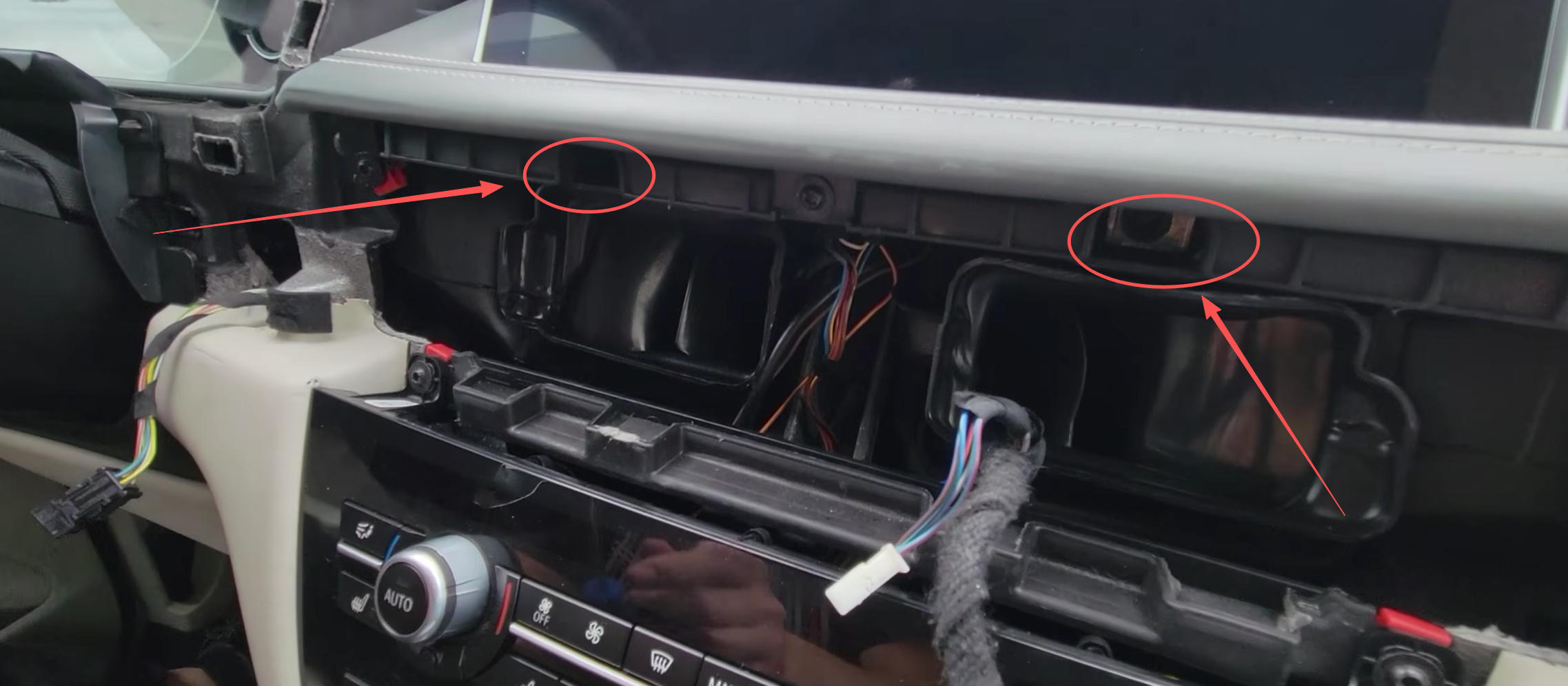 T20-Schrauben unter dem originalen Display des BMW X6 F16 entfernen