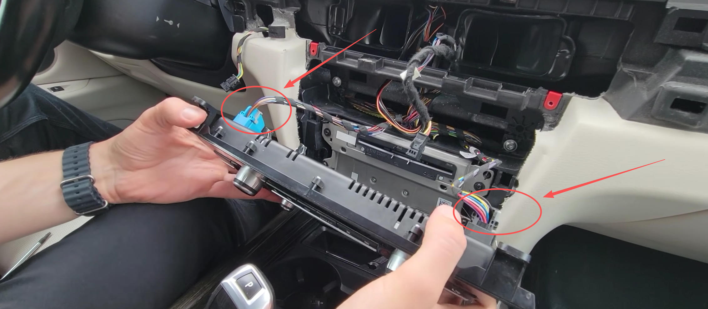 Klimabedienteil aus dem Armaturenbrett des BMW X6 F16 herausziehen