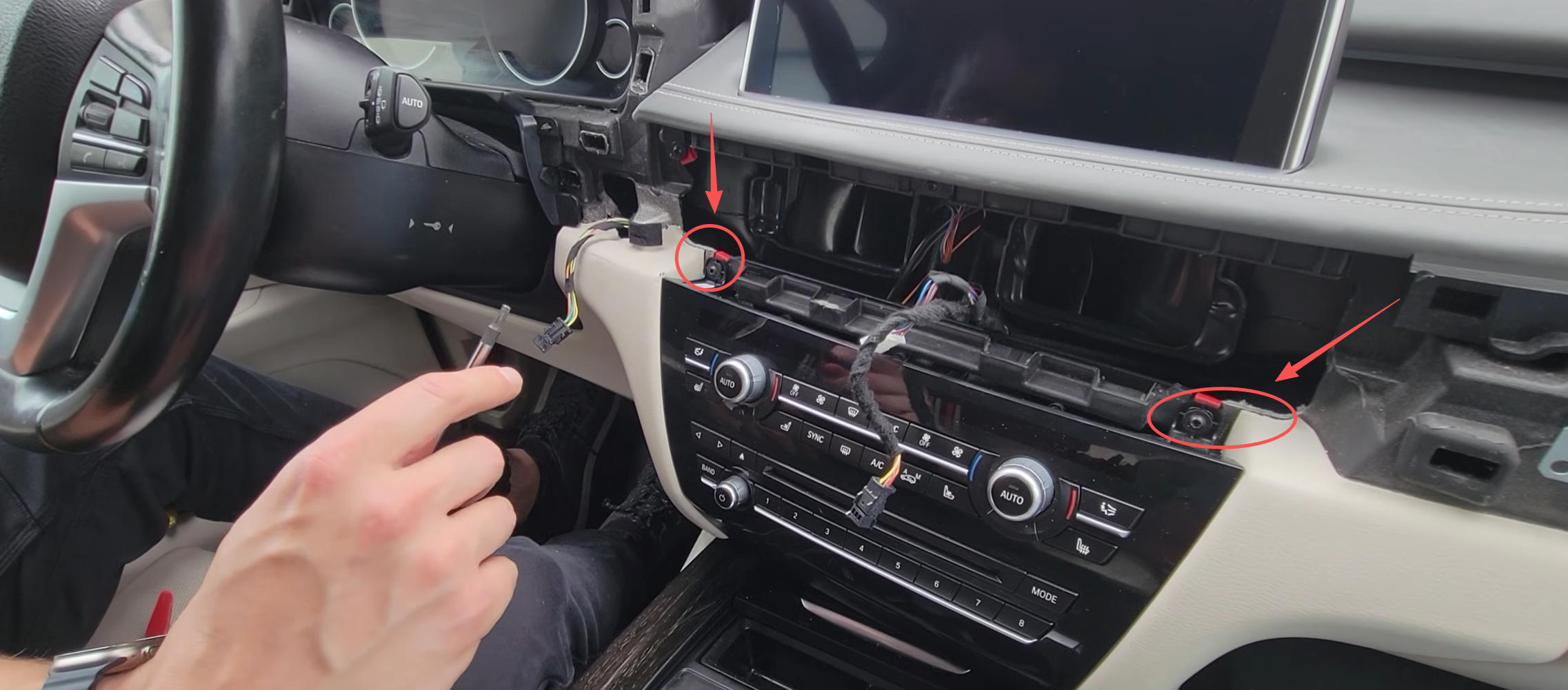 T20-Befestigungsschrauben des Klimabedienteils im BMW X6 F16 entfernen