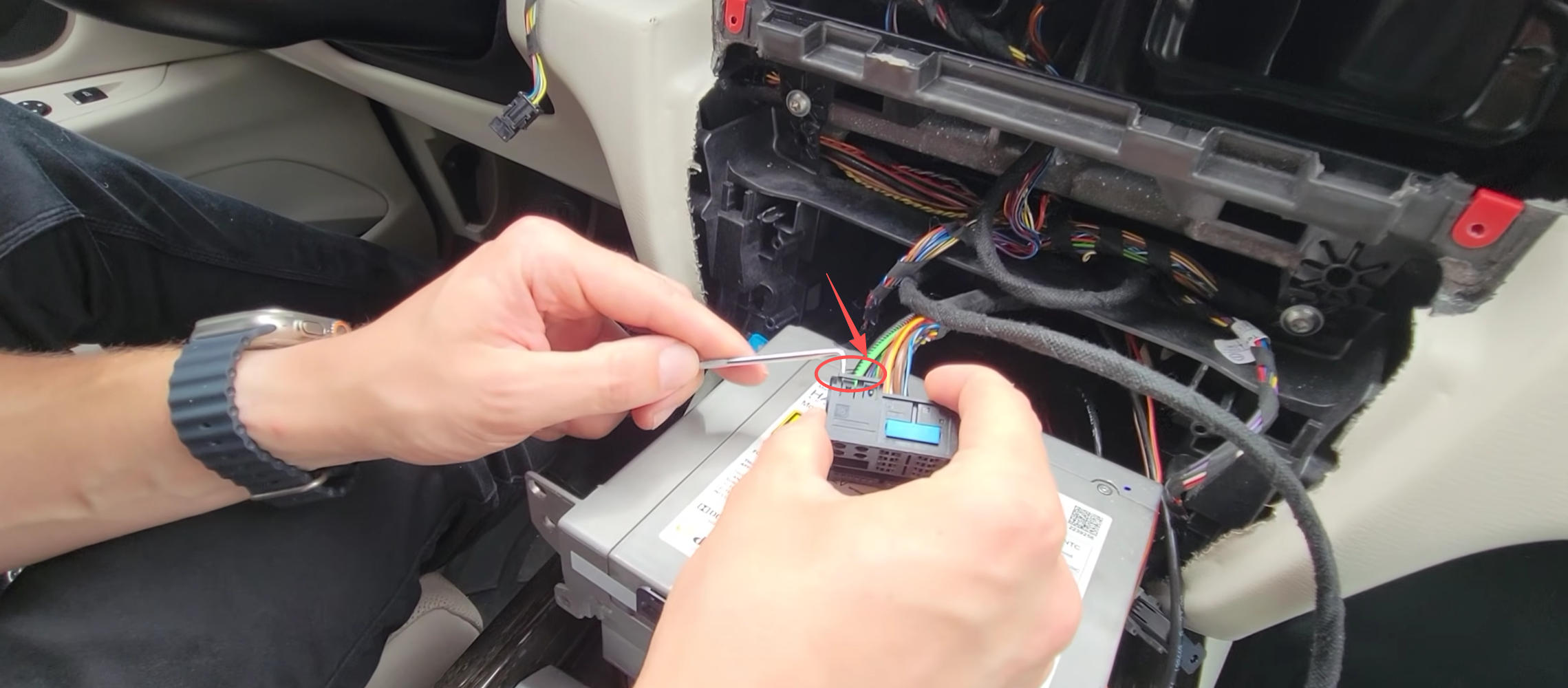 MOST-Lichtleiter aus dem originalen Quadlock-Stecker des BMW X6 F16 entnehmen