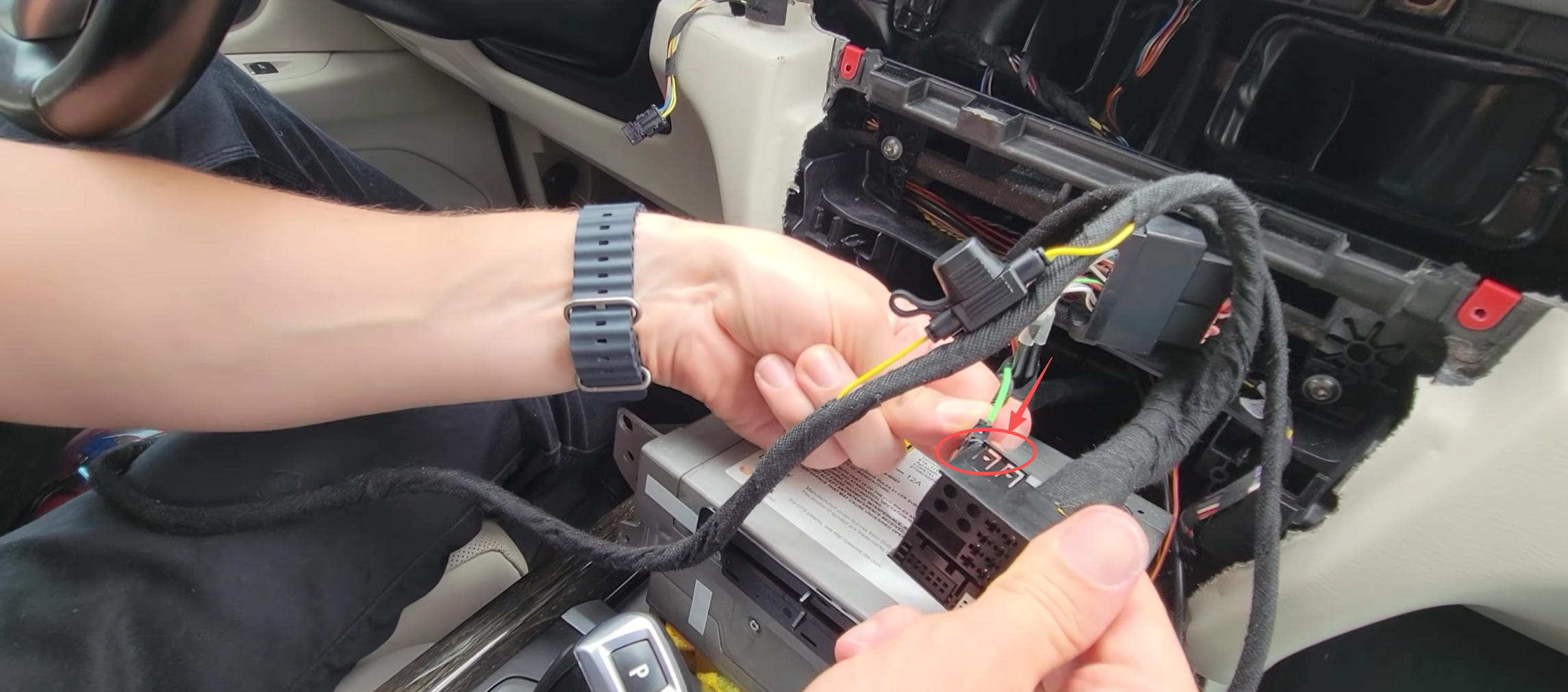 MOST-Lichtleiter in den CarPlay Quadlock-Kabelbaum des BMW X6 F16 umsetzen