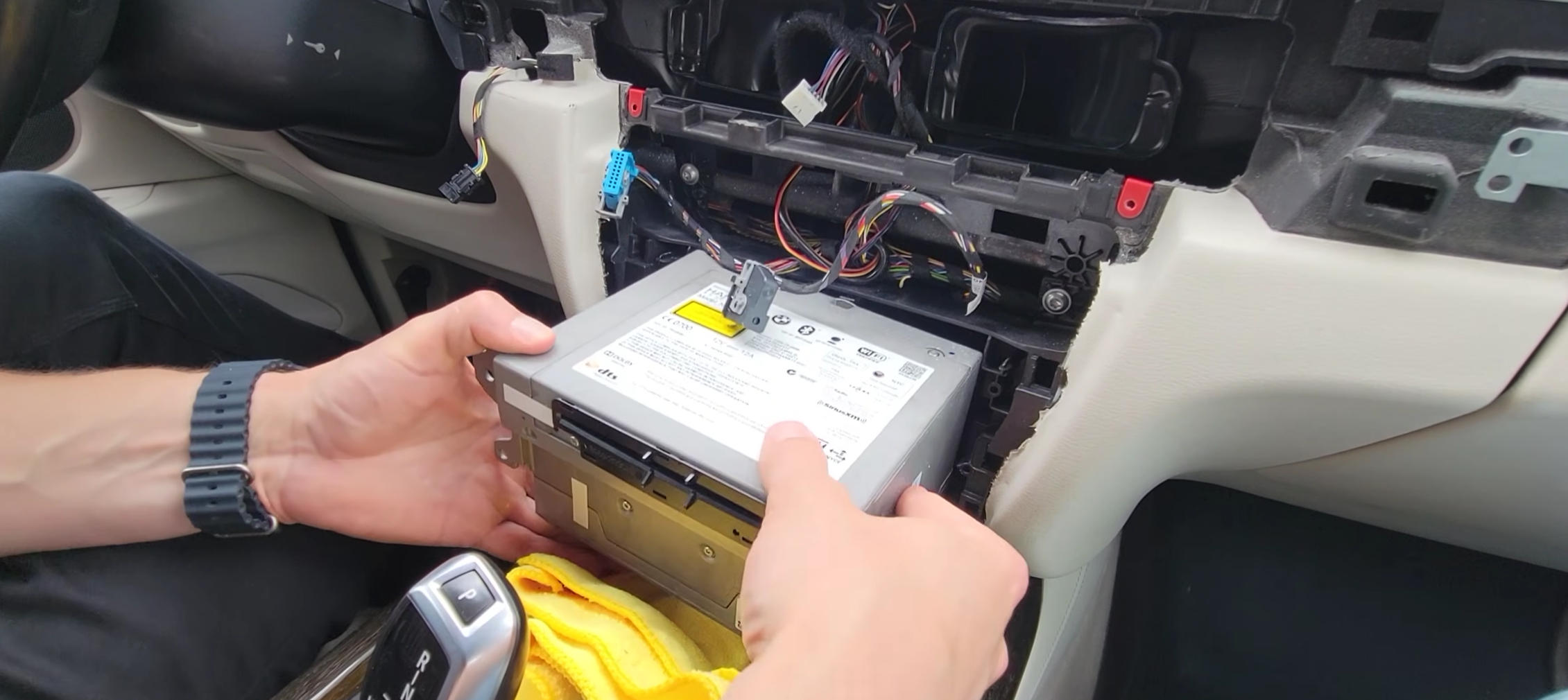 NBT-Headunit aus dem Armaturenbrett des BMW X6 F16 herausziehen