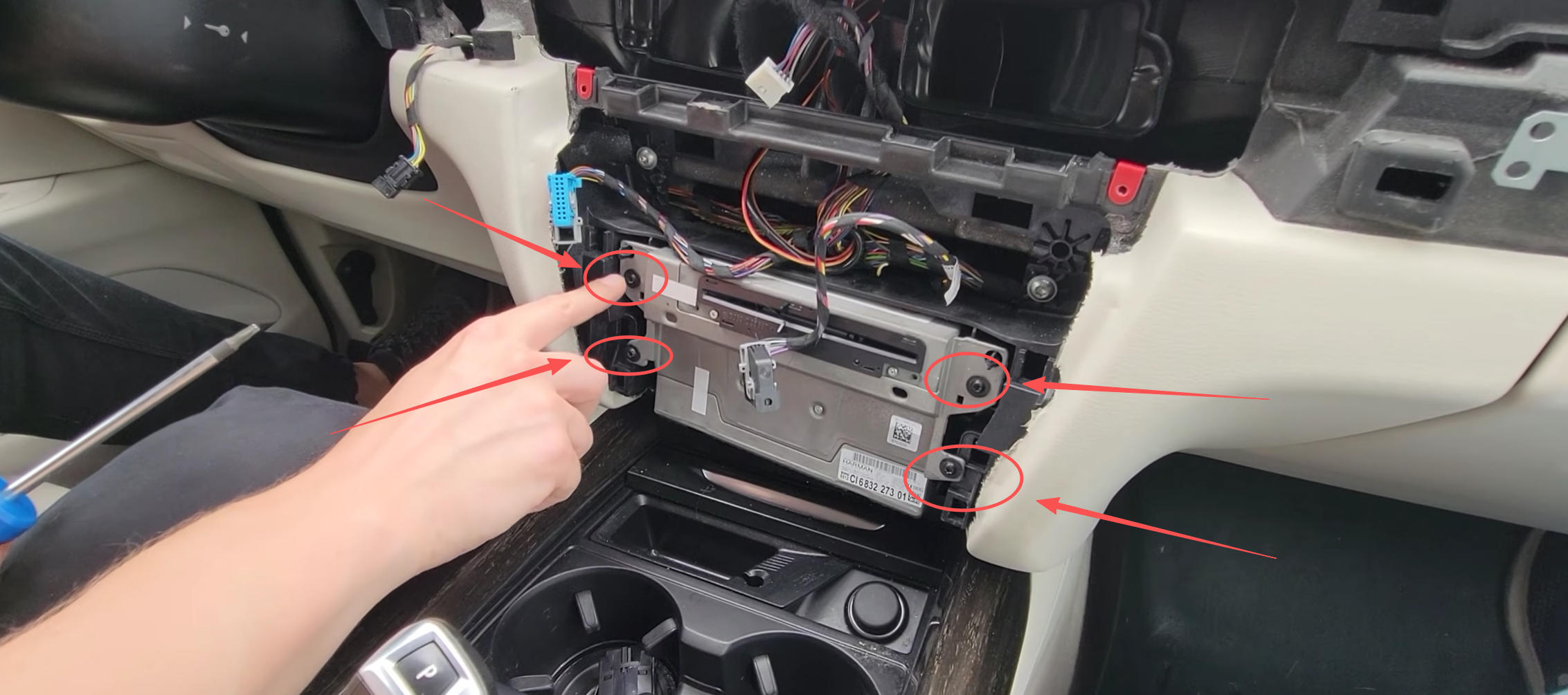Befestigungsschrauben der NBT-Headunit im BMW X6 F16 entfernen