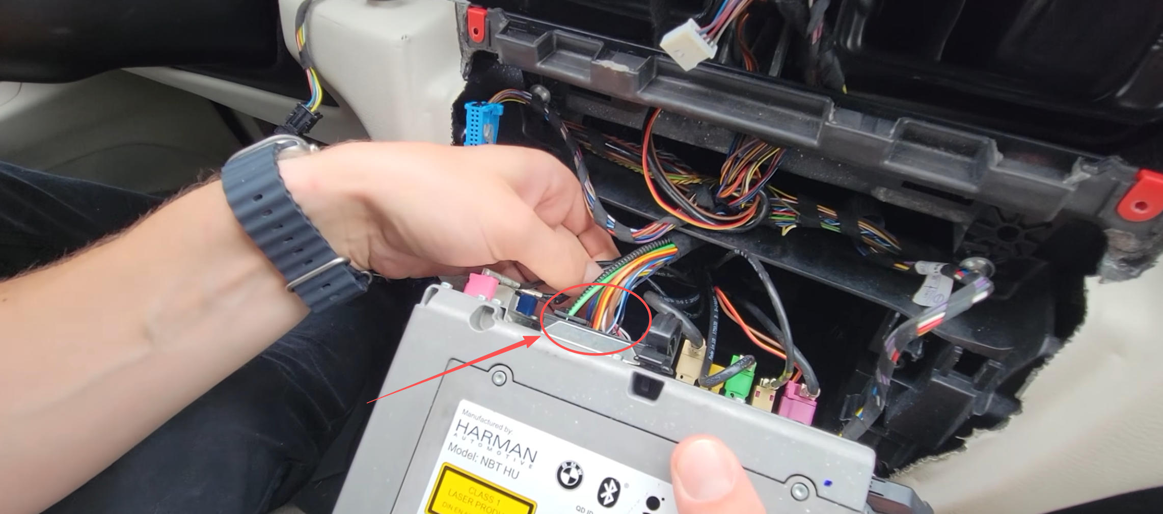 Originalen Quadlock-Stecker von der BMW X6 F16 EVO-Headunit trennen