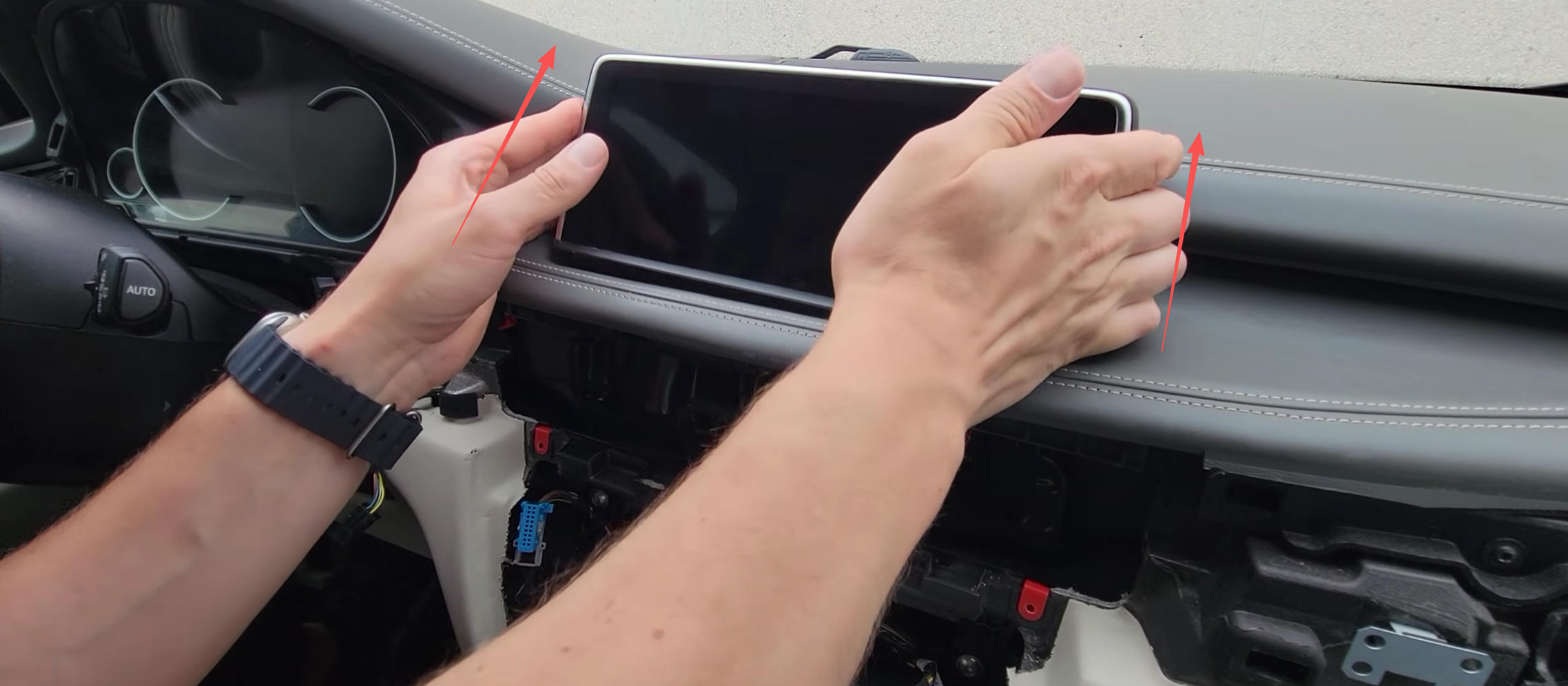 Originales BMW X6 F16 Display aus dem Armaturenbrett herausheben