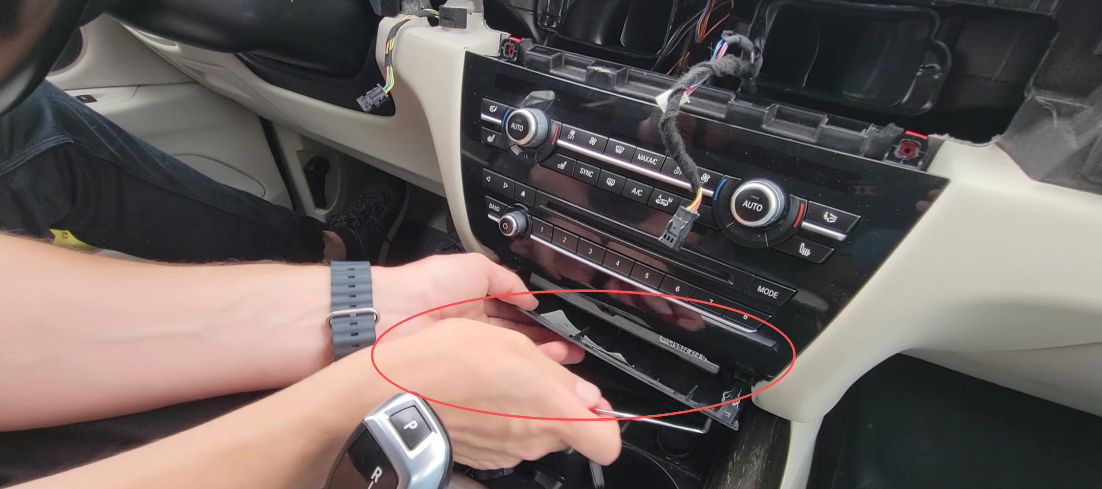 Untere Verkleidung beim BMW X6 F16 mit einem Kunststoffhebel entfernen