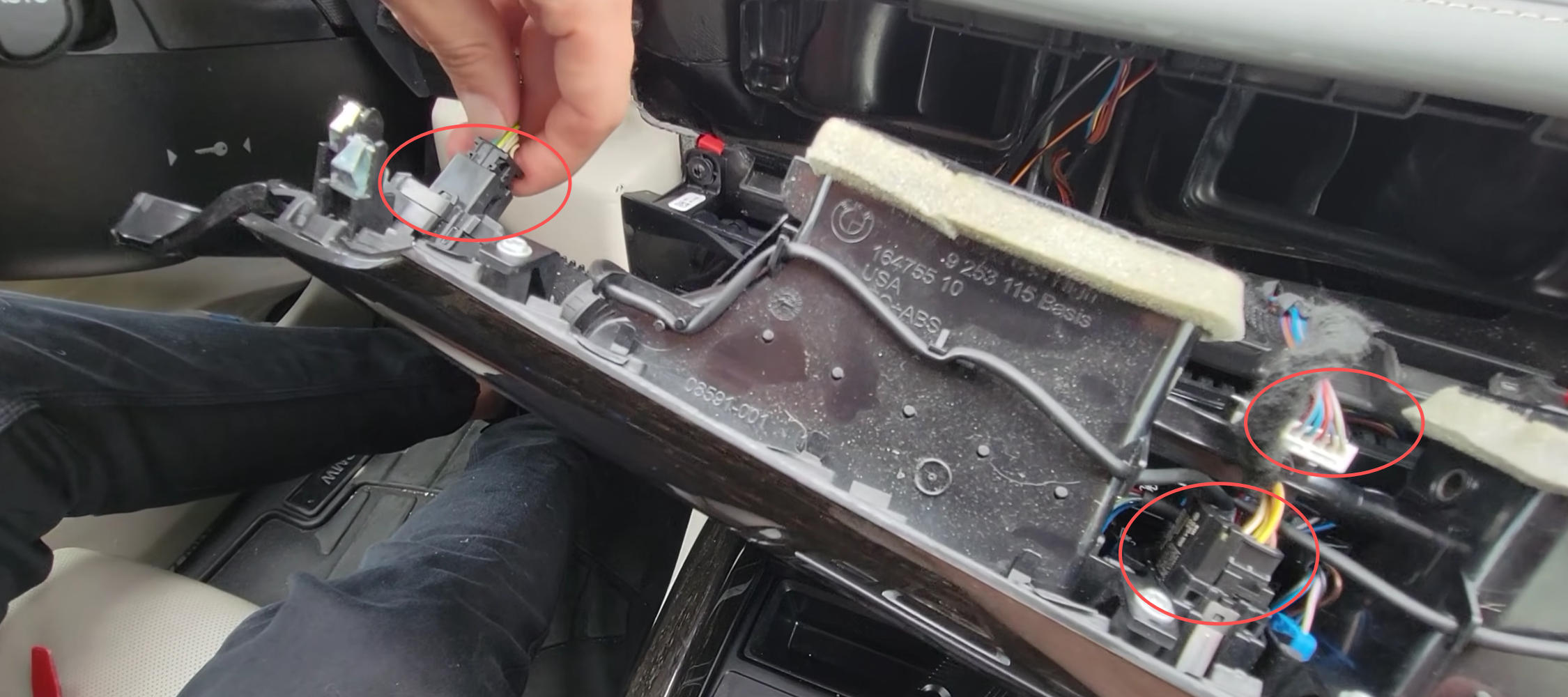 Elektrische Stecker hinter der Armaturenbrett-Verkleidung des BMW X6 F16 trennen
