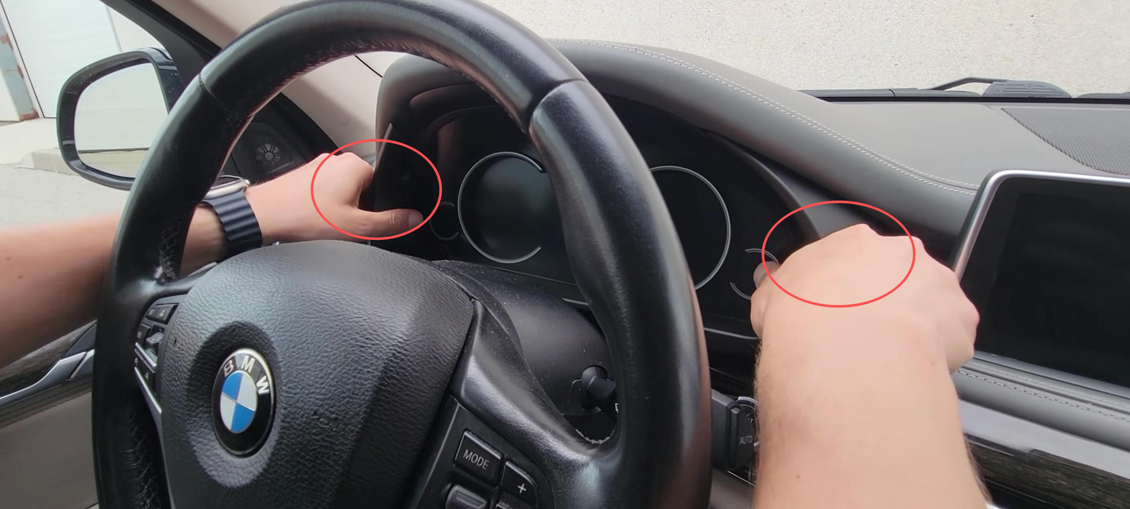 BMW X6 F16 Zierleiste am Armaturenbrett vorsichtig entfernen