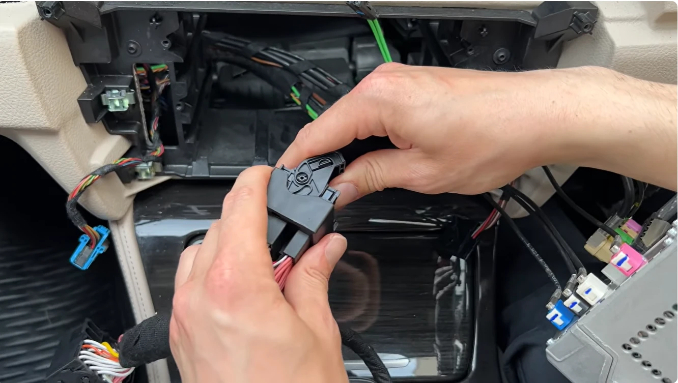 BMW NBT CarPlay Stromkabelbaum anschließen