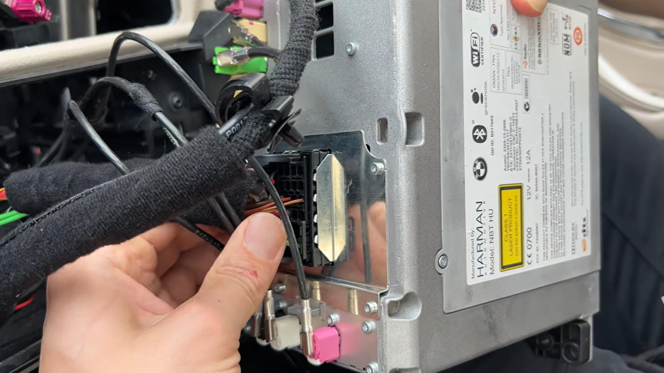 BMW NBT originaler Stromstecker an der Headunit
