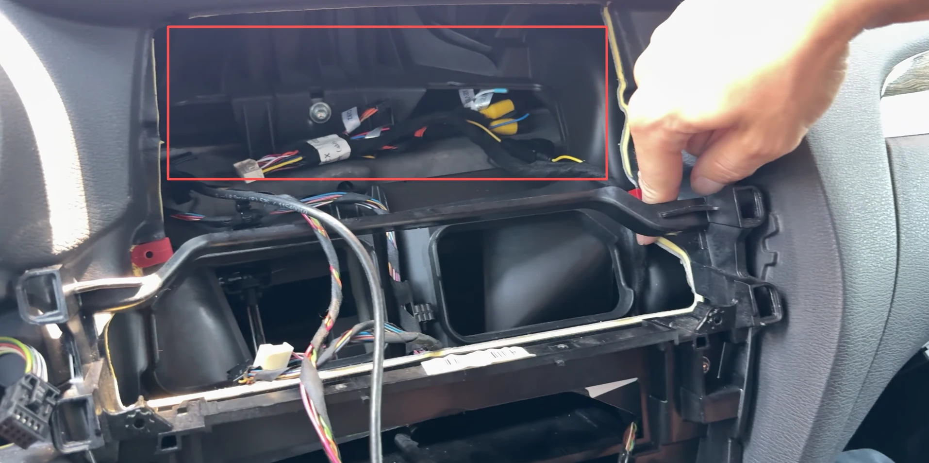Einbauposition des CarPlay-Moduls hinter dem Display im BMW X3 F25