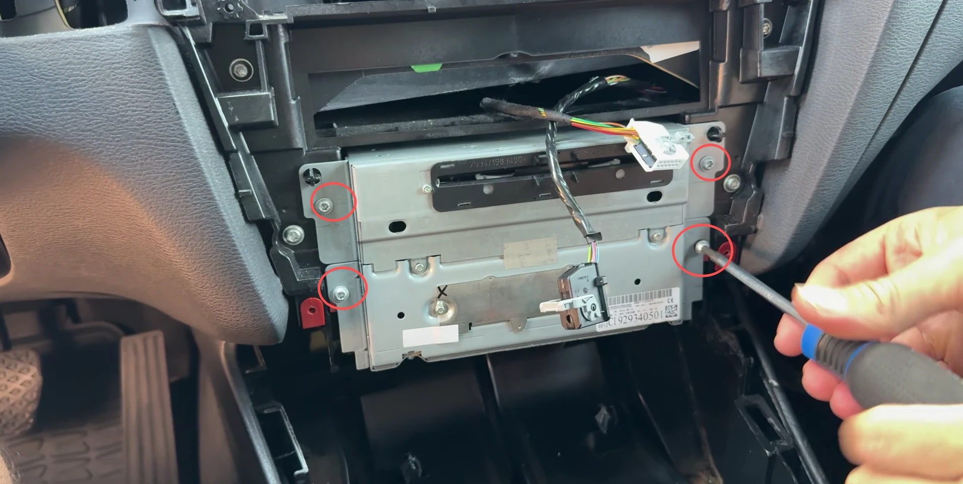 CIC-Headunit im BMW X3 F25 ausbauen