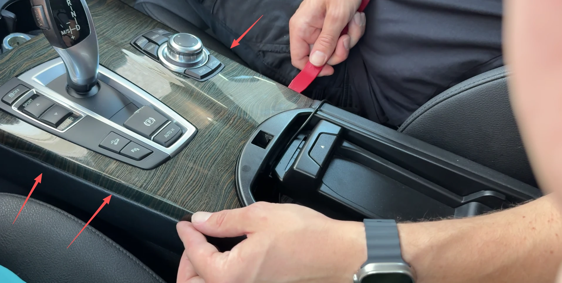 BMW X3 F25 Mittelkonsole mit Kunststoff-Hebelwerkzeug ausbauen