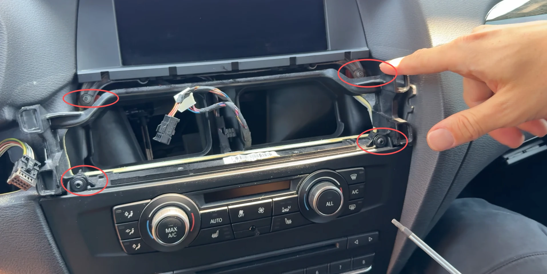 Befestigungsschrauben von Display und Klimabedienteil im BMW X3 F25
