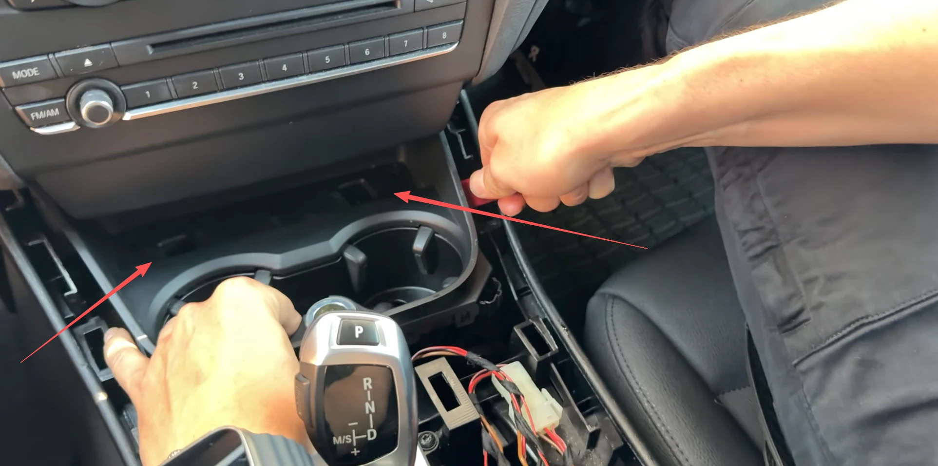 Befestigungsclips des Getränkehalters im BMW X3 F25 lösen