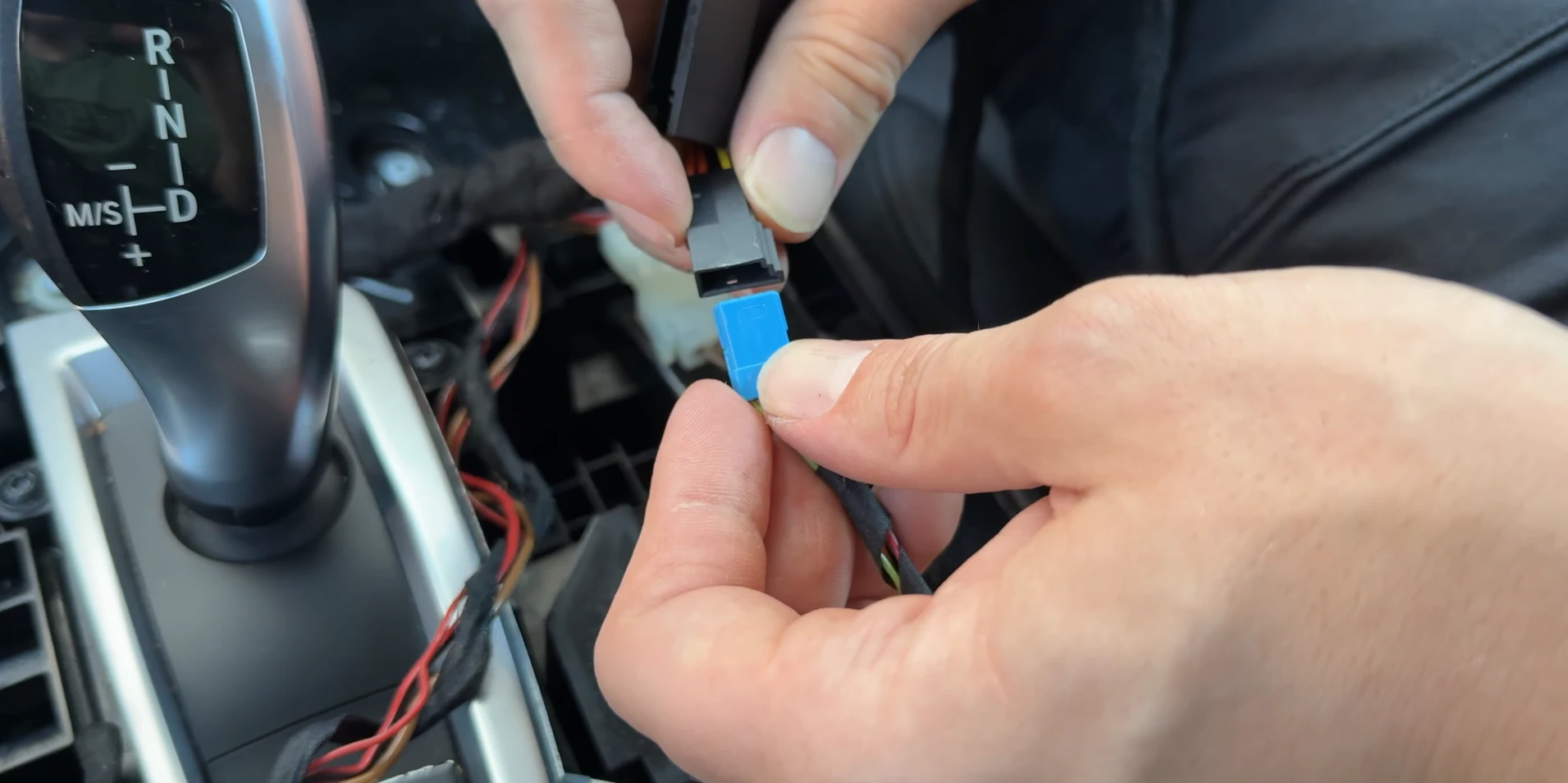 CarPlay iDrive-Adapter im BMW X3 F25 anschließen