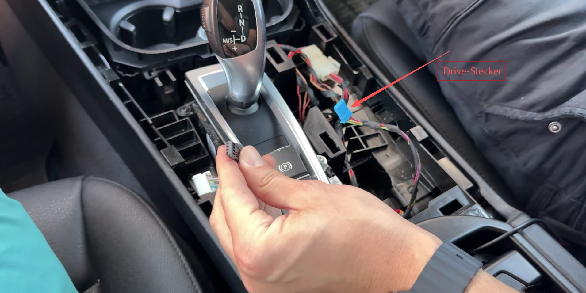 iDrive-Stecker unter der Mittelkonsole im BMW X3 F25 trennen